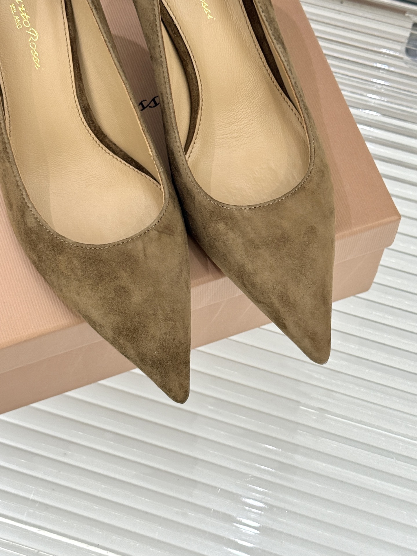 Gianvito Rossi经典极简麂皮尖头高跟鞋以「删繁就简」的意式匠心将高奢质感藏于利落线条让每一步