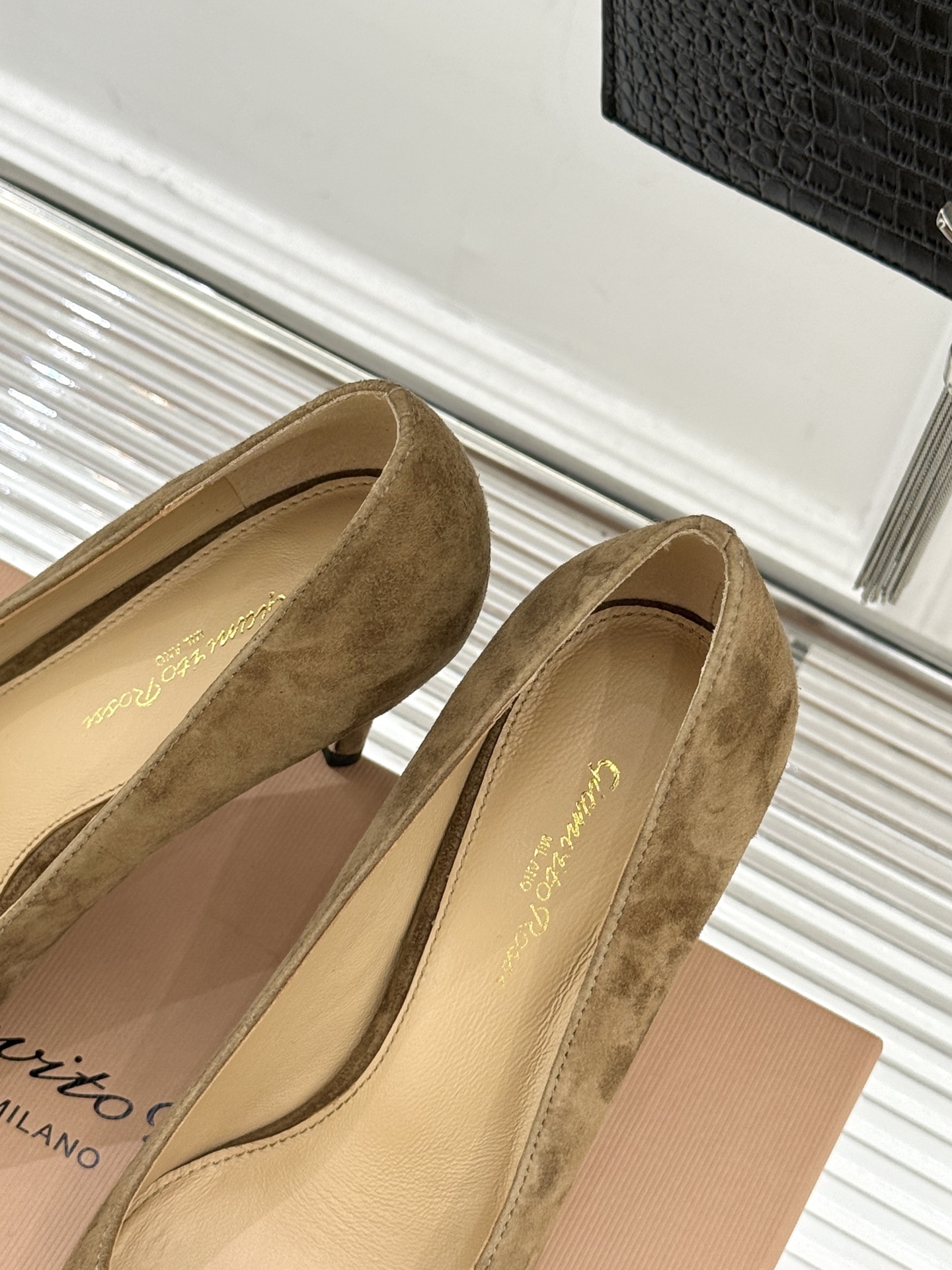 Gianvito Rossi经典极简麂皮尖头高跟鞋以「删繁就简」的意式匠心将高奢质感藏于利落线条让每一步