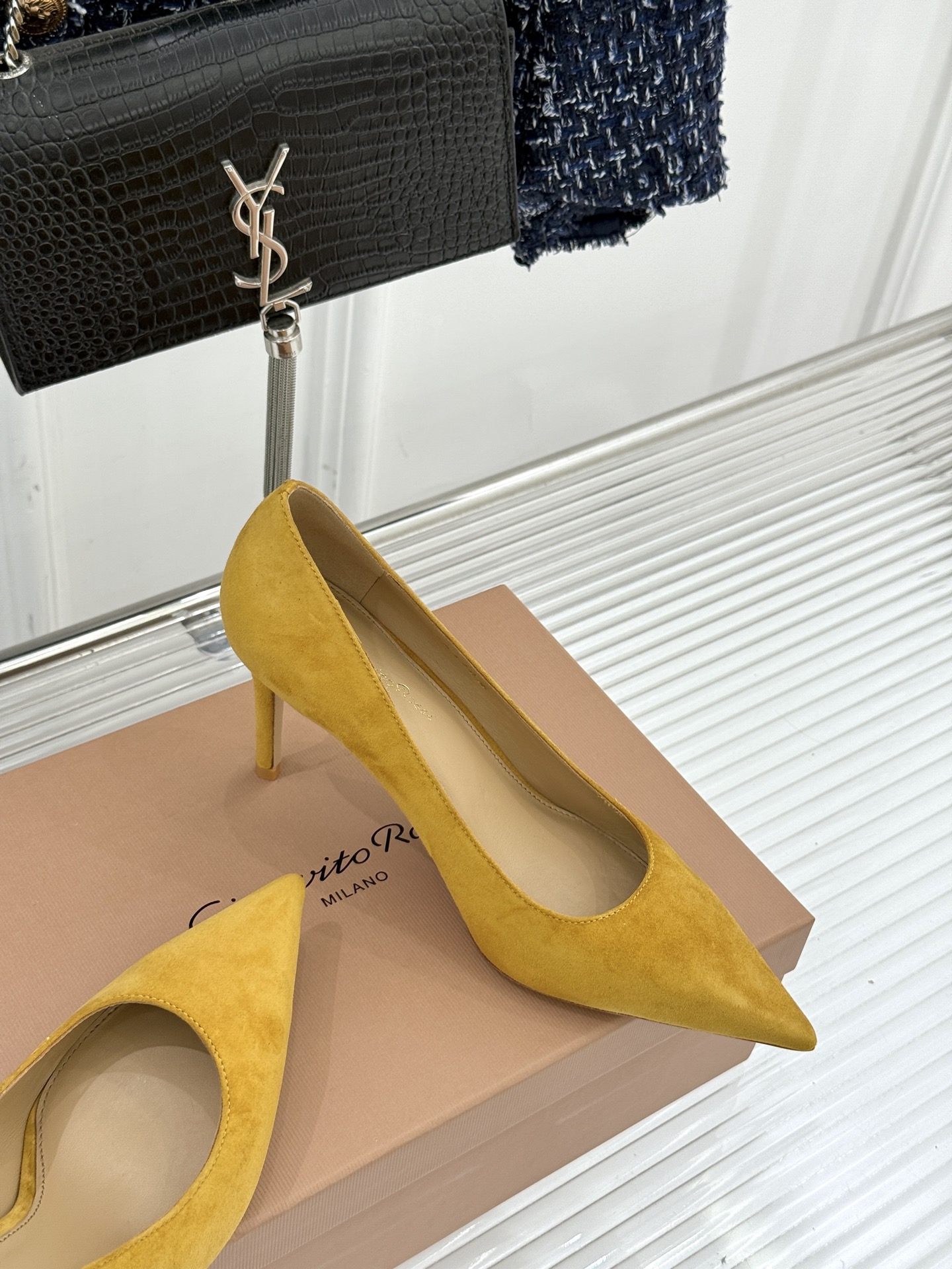 Gianvito Rossi经典极简麂皮尖头高跟鞋以「删繁就简」的意式匠心将高奢质感藏于利落线条让每一步