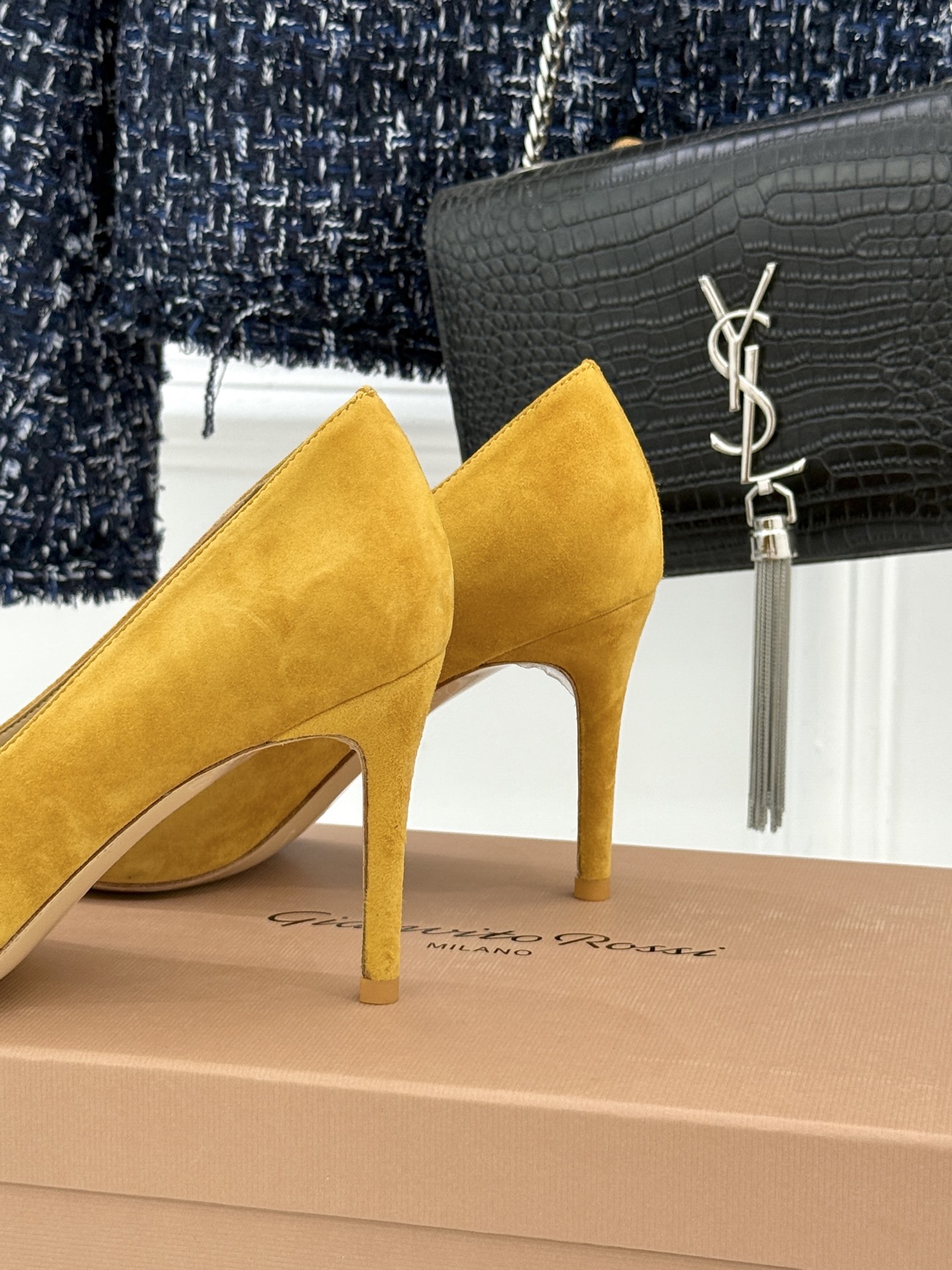 Gianvito Rossi经典极简麂皮尖头高跟鞋以「删繁就简」的意式匠心将高奢质感藏于利落线条让每一步