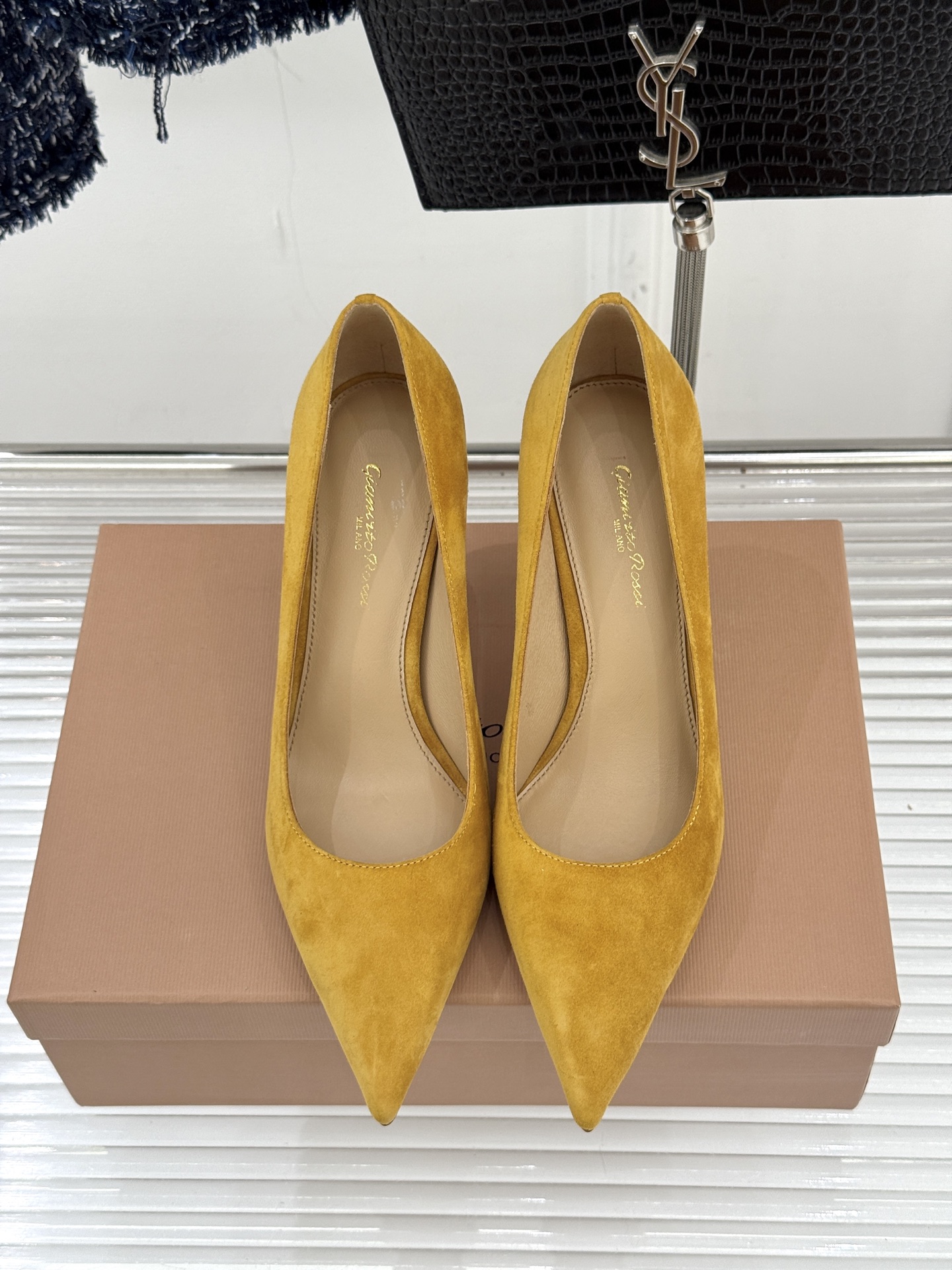 Gianvito Rossi经典极简麂皮尖头高跟鞋以「删繁就简」的意式匠心将高奢质感藏于利落线条让每一步