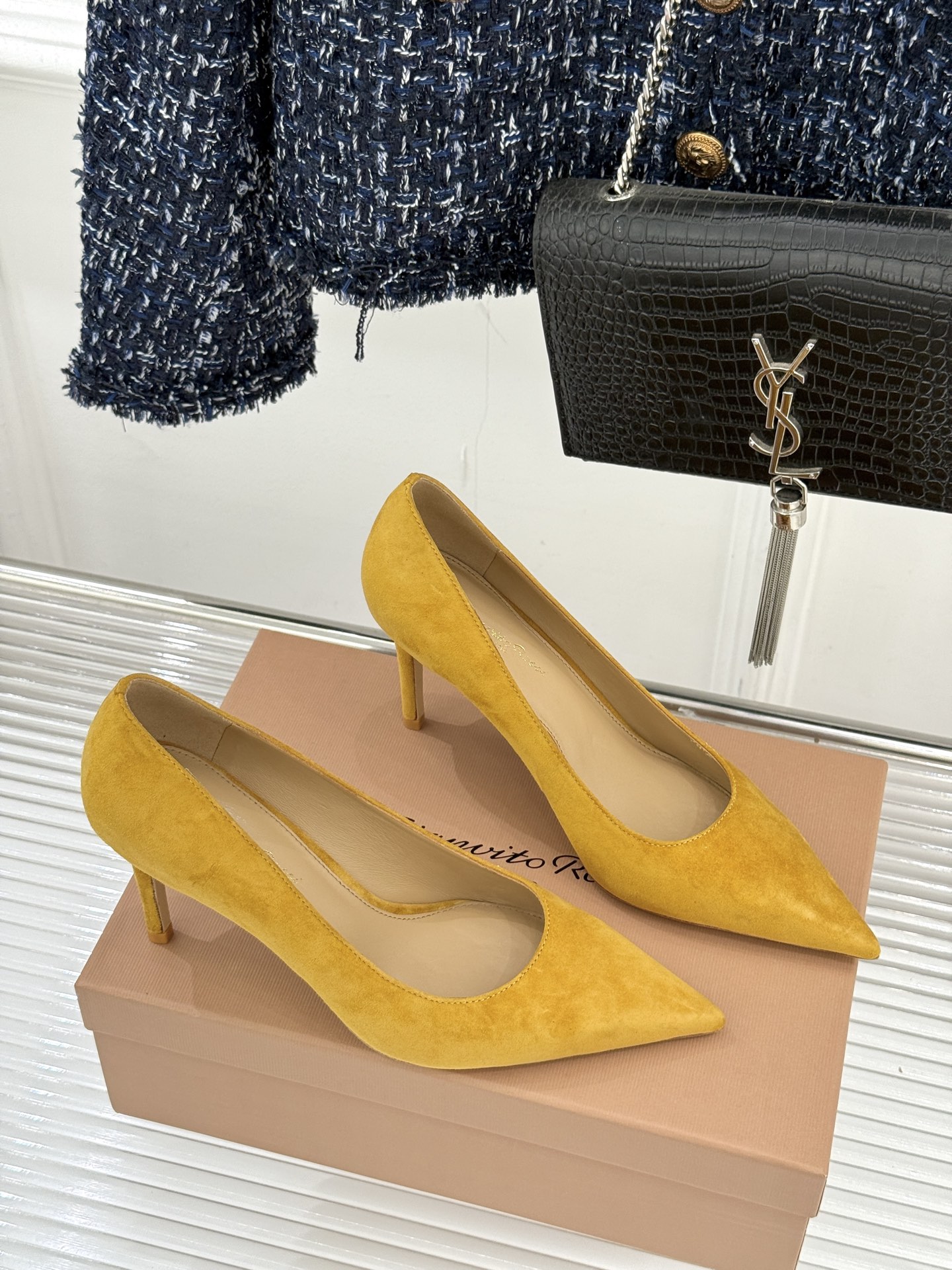 Gianvito Rossi经典极简麂皮尖头高跟鞋以「删繁就简」的意式匠心将高奢质感藏于利落线条让每一步