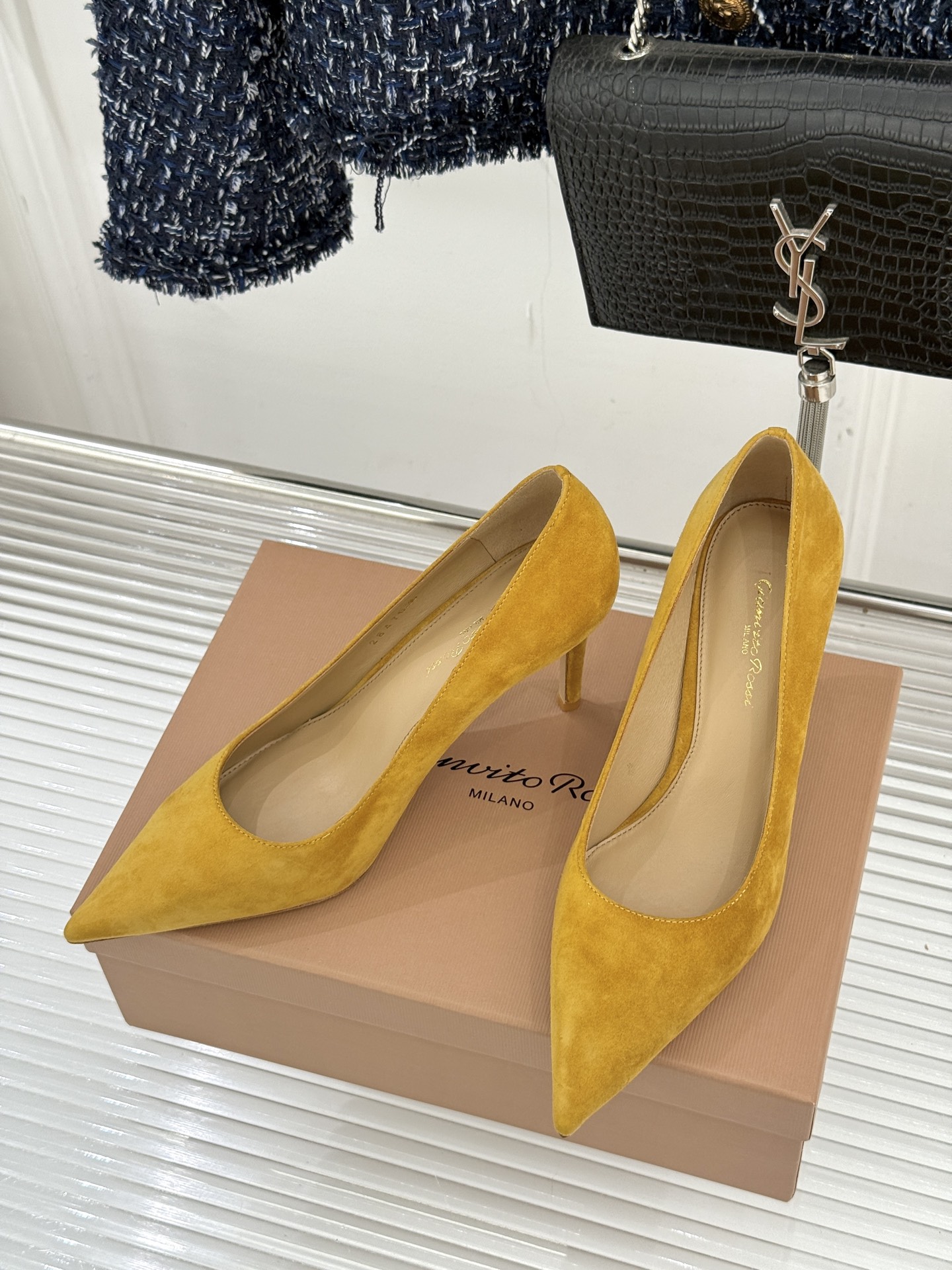 Gianvito Rossi经典极简麂皮尖头高跟鞋以「删繁就简」的意式匠心将高奢质感藏于利落线条让每一步