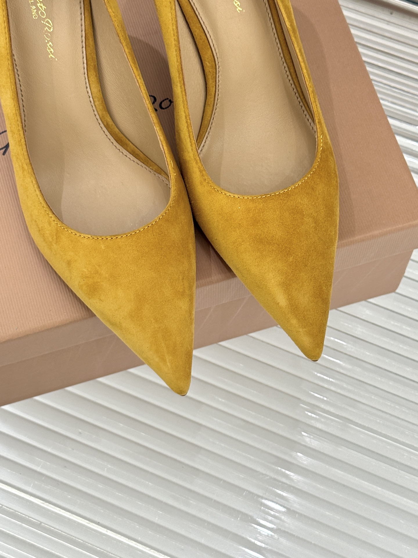 Gianvito Rossi经典极简麂皮尖头高跟鞋以「删繁就简」的意式匠心将高奢质感藏于利落线条让每一步