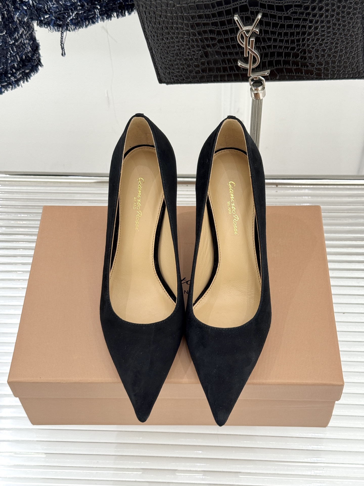 Gianvito Rossi经典极简麂皮尖头高跟鞋以「删繁就简」的意式匠心将高奢质感藏于利落线条让每一步