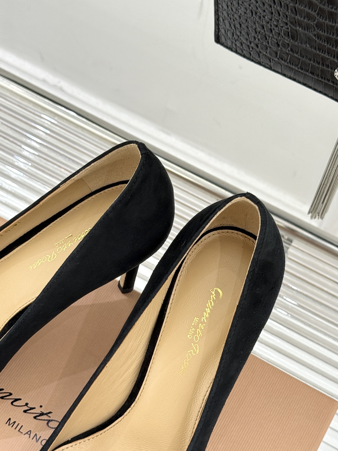 Gianvito Rossi经典极简麂皮尖头高跟鞋以「删繁就简」的意式匠心将高奢质感藏于利落线条让每一步