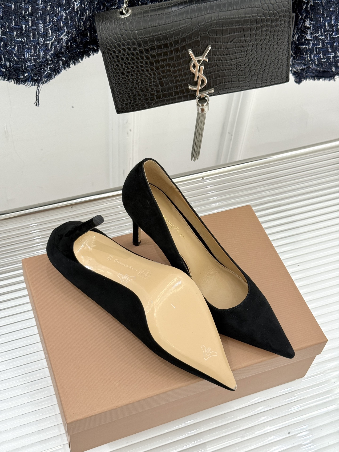 Gianvito Rossi经典极简麂皮尖头高跟鞋以「删繁就简」的意式匠心将高奢质感藏于利落线条让每一步