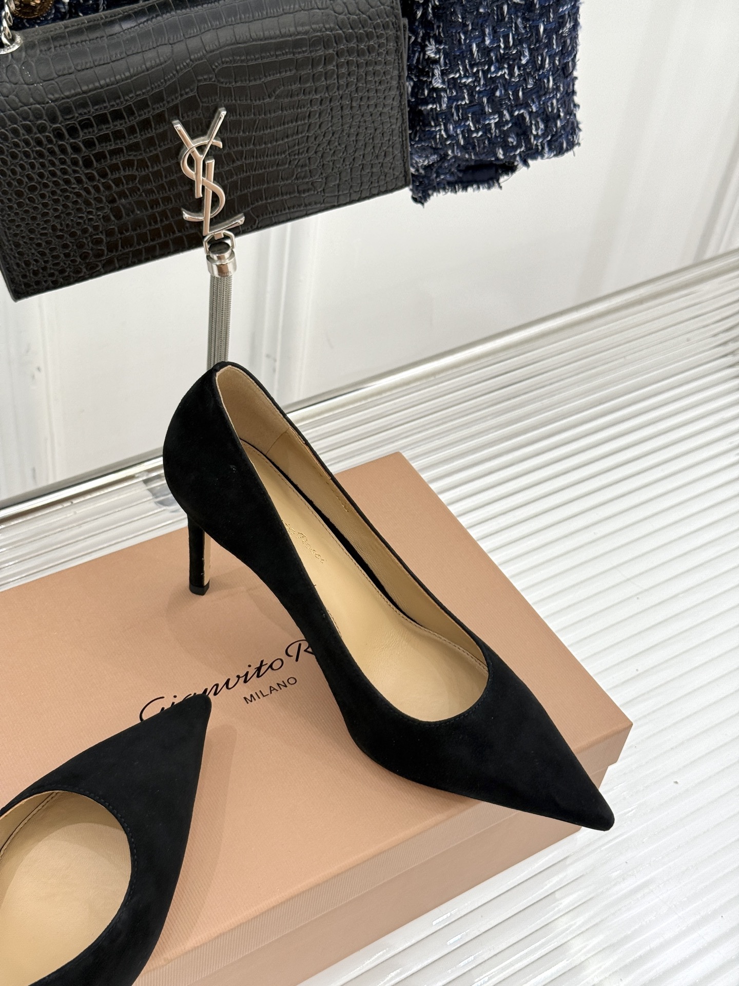 Gianvito Rossi经典极简麂皮尖头高跟鞋以「删繁就简」的意式匠心将高奢质感藏于利落线条让每一步