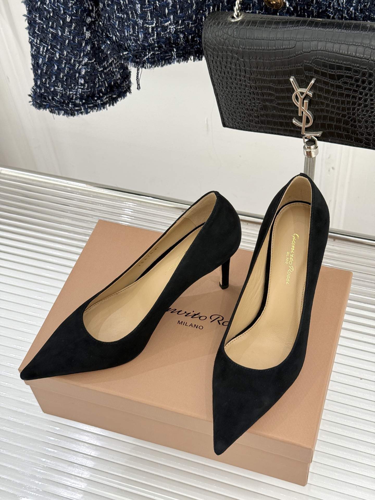 Gianvito Rossi经典极简麂皮尖头高跟鞋以「删繁就简」的意式匠心将高奢质感藏于利落线条让每一步