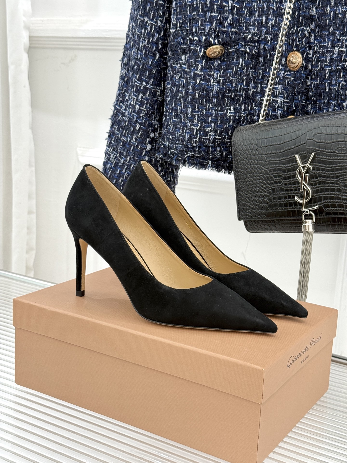 Gianvito Rossi经典极简麂皮尖头高跟鞋以「删繁就简」的意式匠心将高奢质感藏于利落线条让每一步