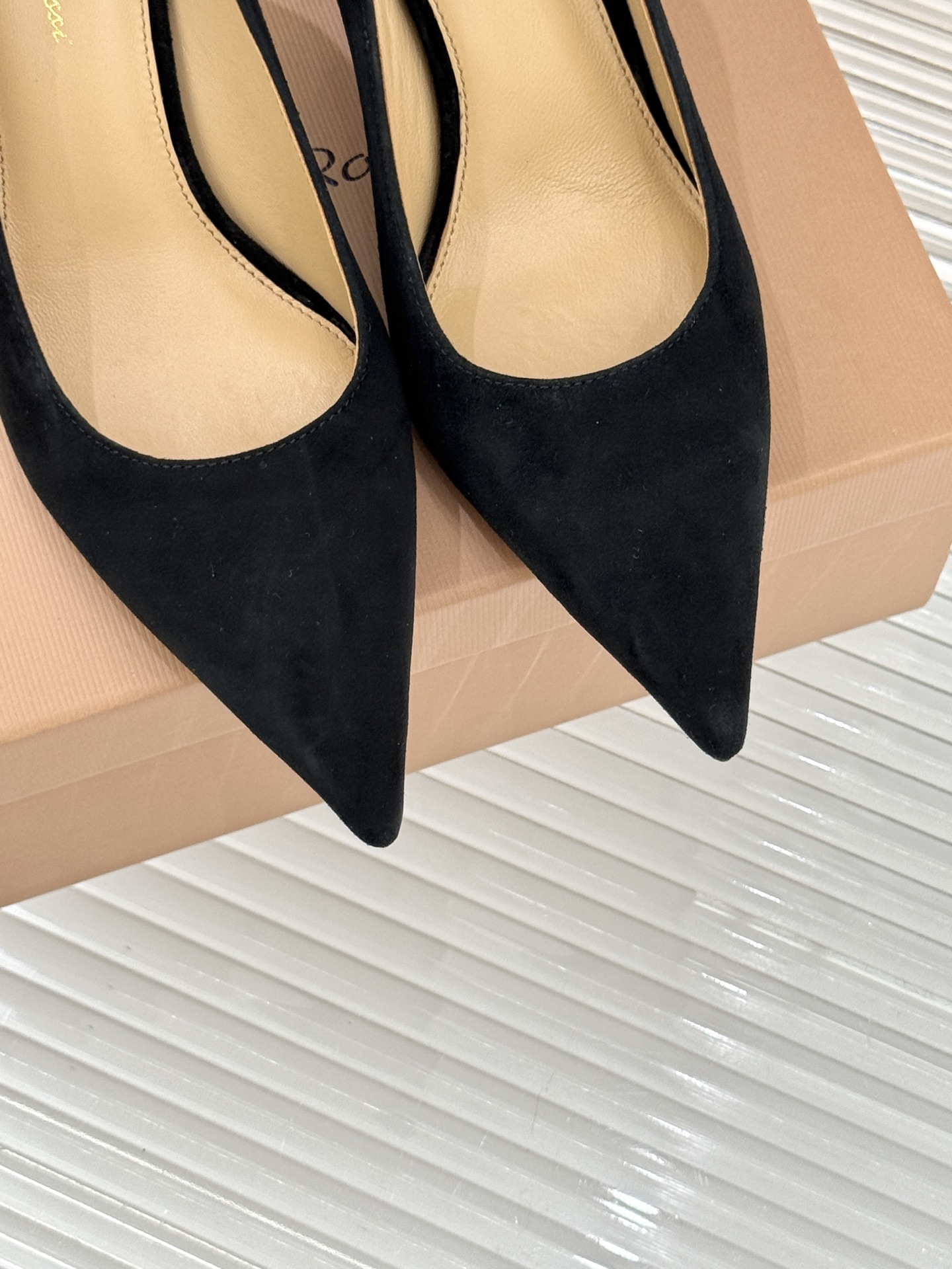 Gianvito Rossi经典极简麂皮尖头高跟鞋以「删繁就简」的意式匠心将高奢质感藏于利落线条让每一步