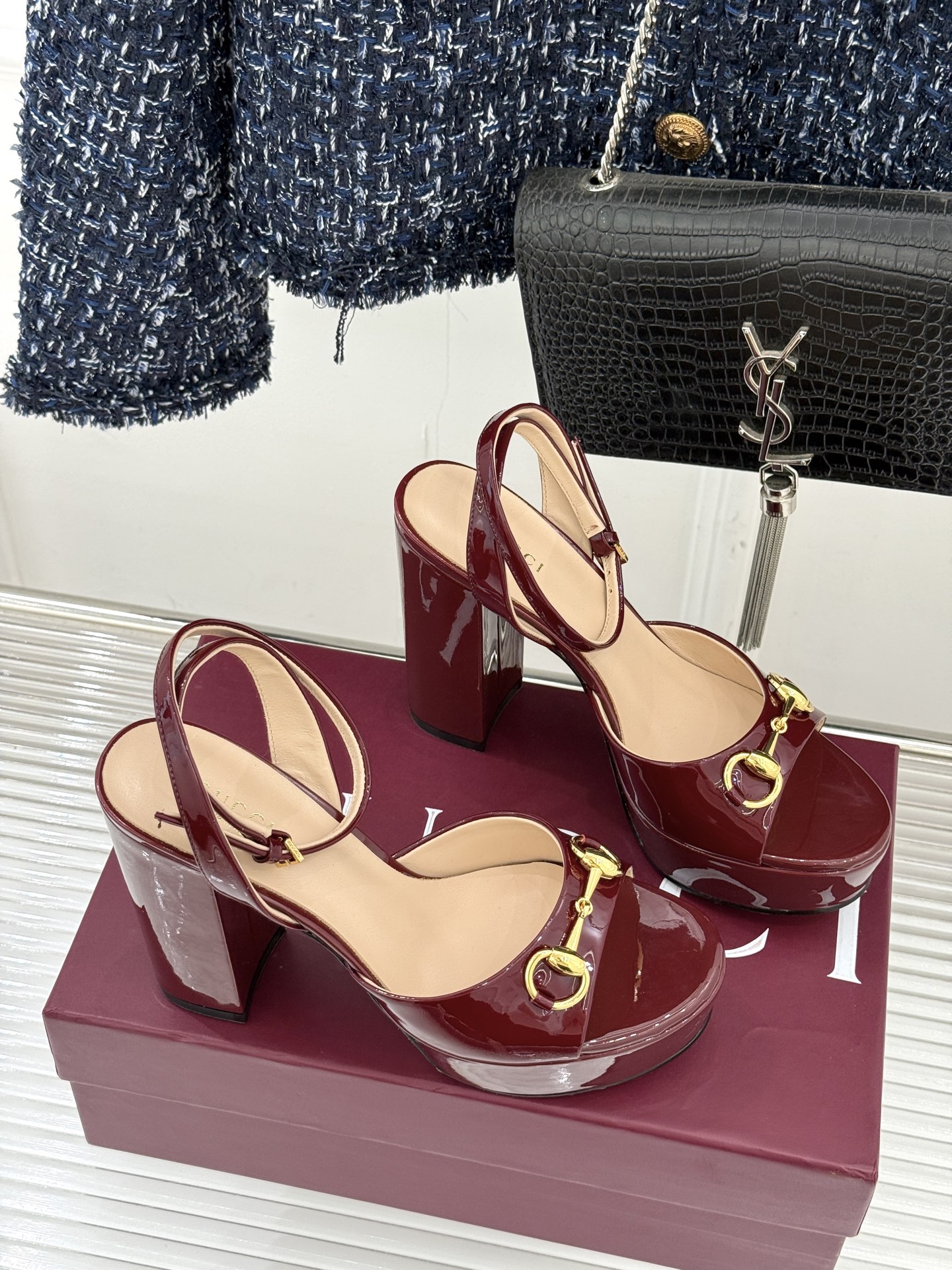 Gucci/古驰经典马衔扣防水台高跟凉鞋将经典马衔扣以闪耀的金色金属呈现双环与长条形的巧妙组合 精致又吸