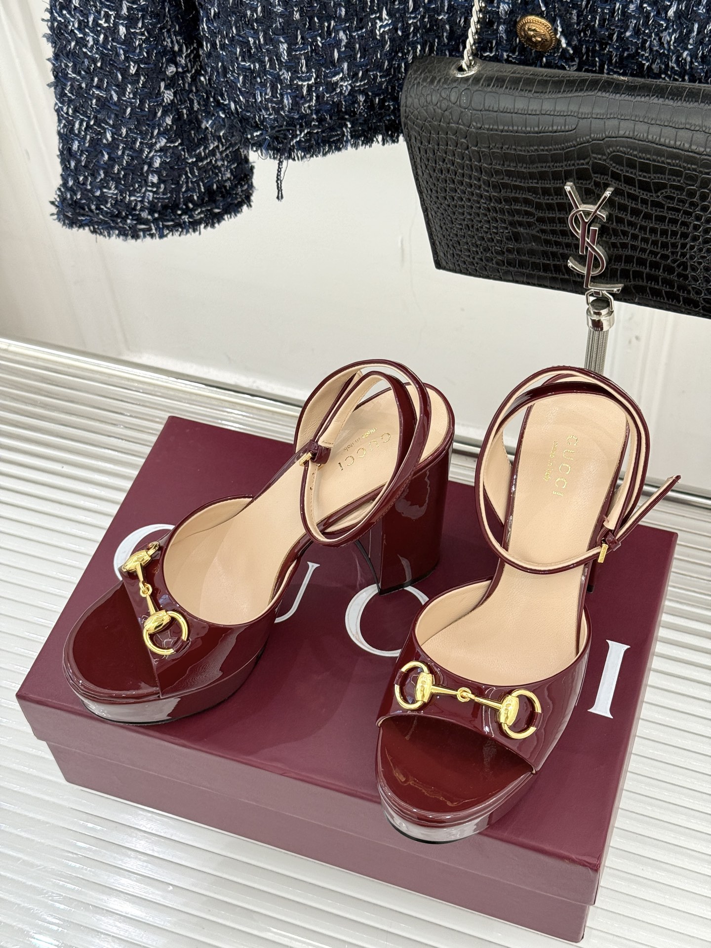 Gucci/古驰经典马衔扣防水台高跟凉鞋将经典马衔扣以闪耀的金色金属呈现双环与长条形的巧妙组合 精致又吸