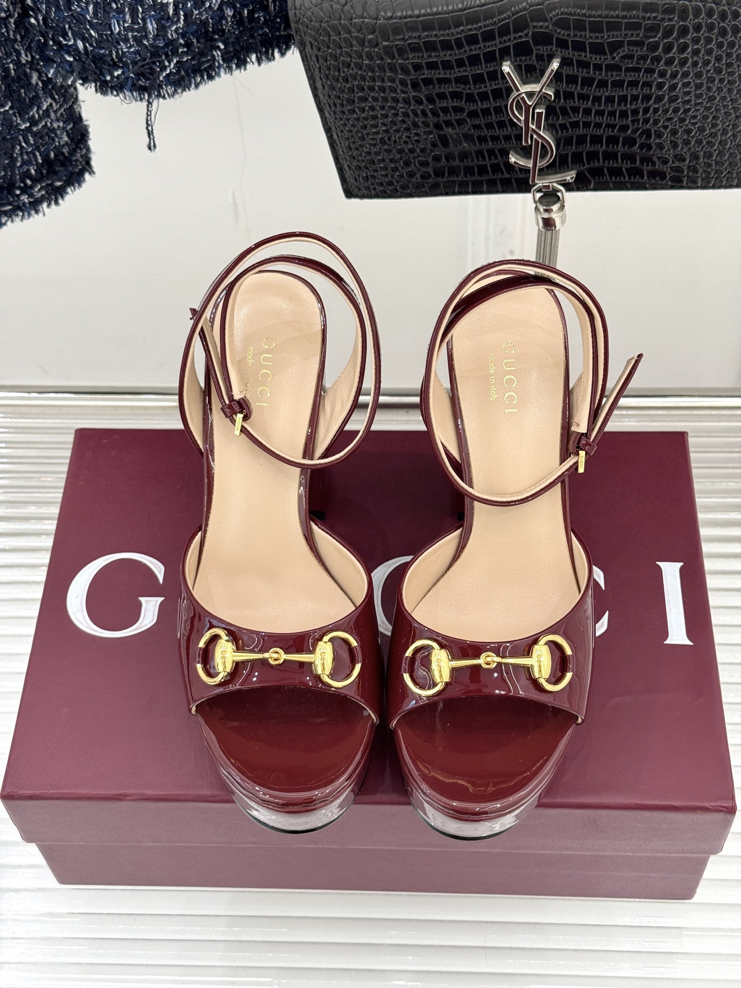 Gucci/古驰经典马衔扣防水台高跟凉鞋将经典马衔扣以闪耀的金色金属呈现双环与长条形的巧妙组合 精致又吸