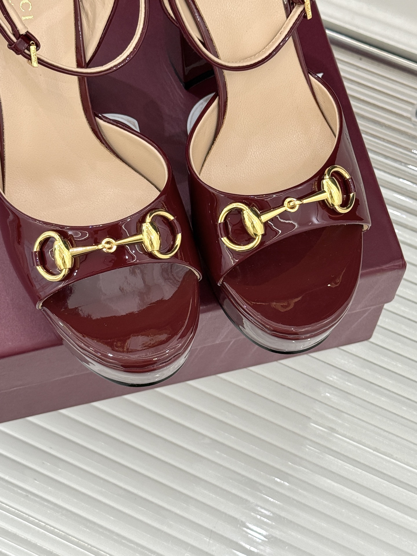 Gucci/古驰经典马衔扣防水台高跟凉鞋将经典马衔扣以闪耀的金色金属呈现双环与长条形的巧妙组合 精致又吸