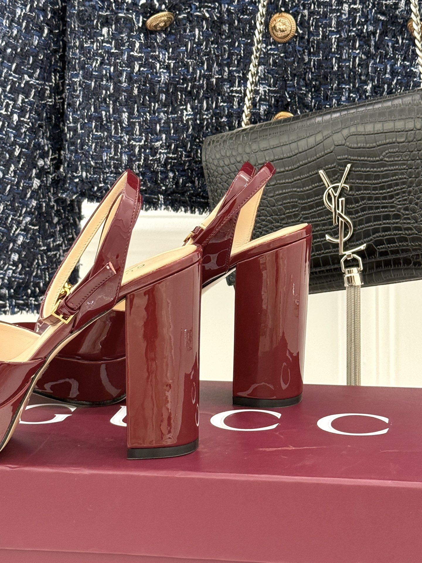 Gucci/古驰经典马衔扣防水台高跟凉鞋将经典马衔扣以闪耀的金色金属呈现双环与长条形的巧妙组合 精致又吸