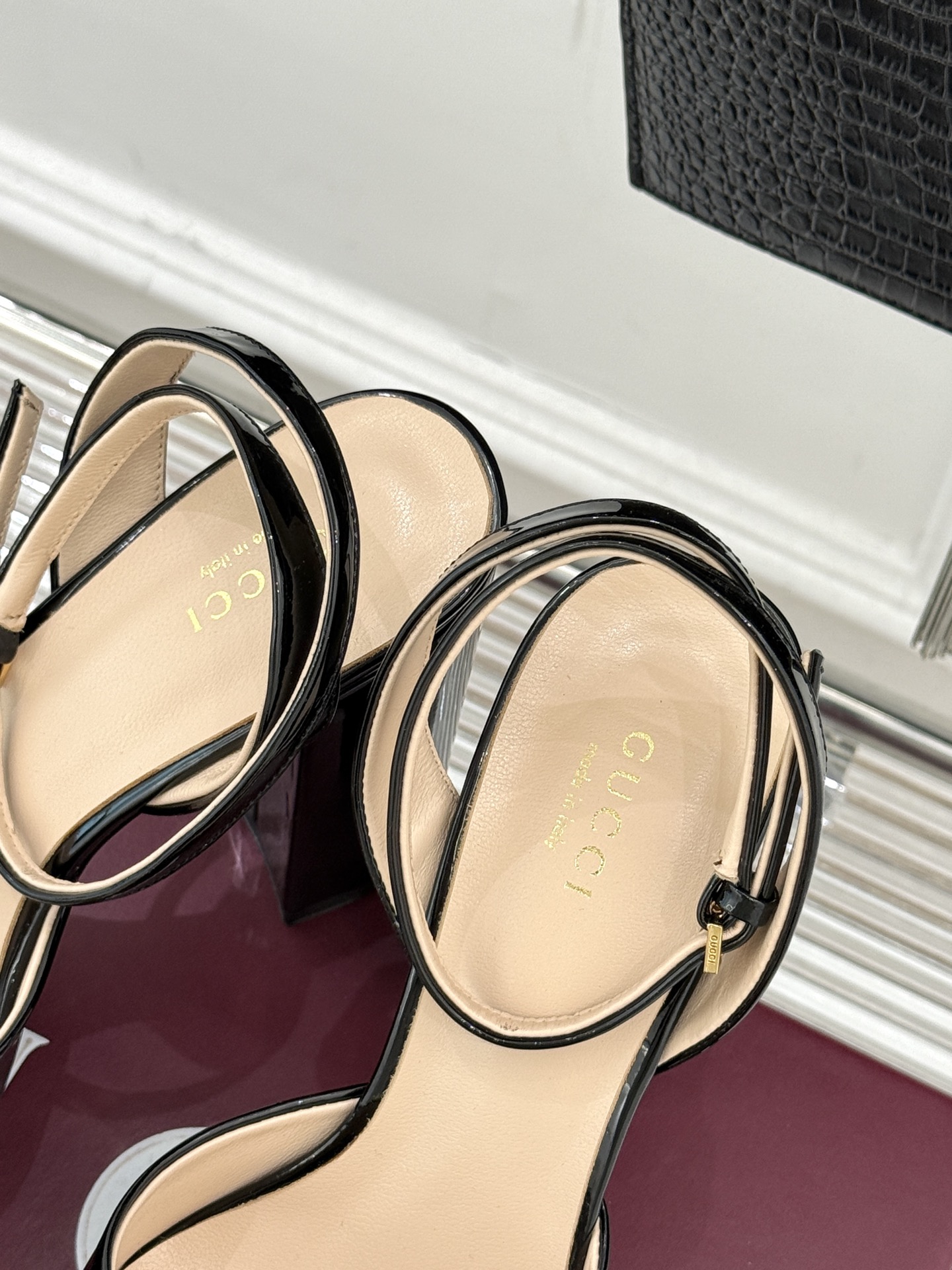 Gucci/古驰经典马衔扣防水台高跟凉鞋将经典马衔扣以闪耀的金色金属呈现双环与长条形的巧妙组合 精致又吸