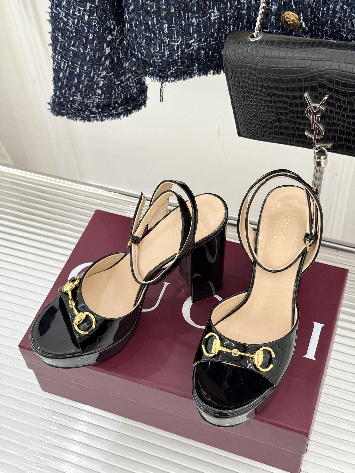 Gucci/古驰经典马衔扣防水台高跟凉鞋将经典马衔扣以闪耀的金色金属呈现双环与长条形的巧妙组合 精致又吸