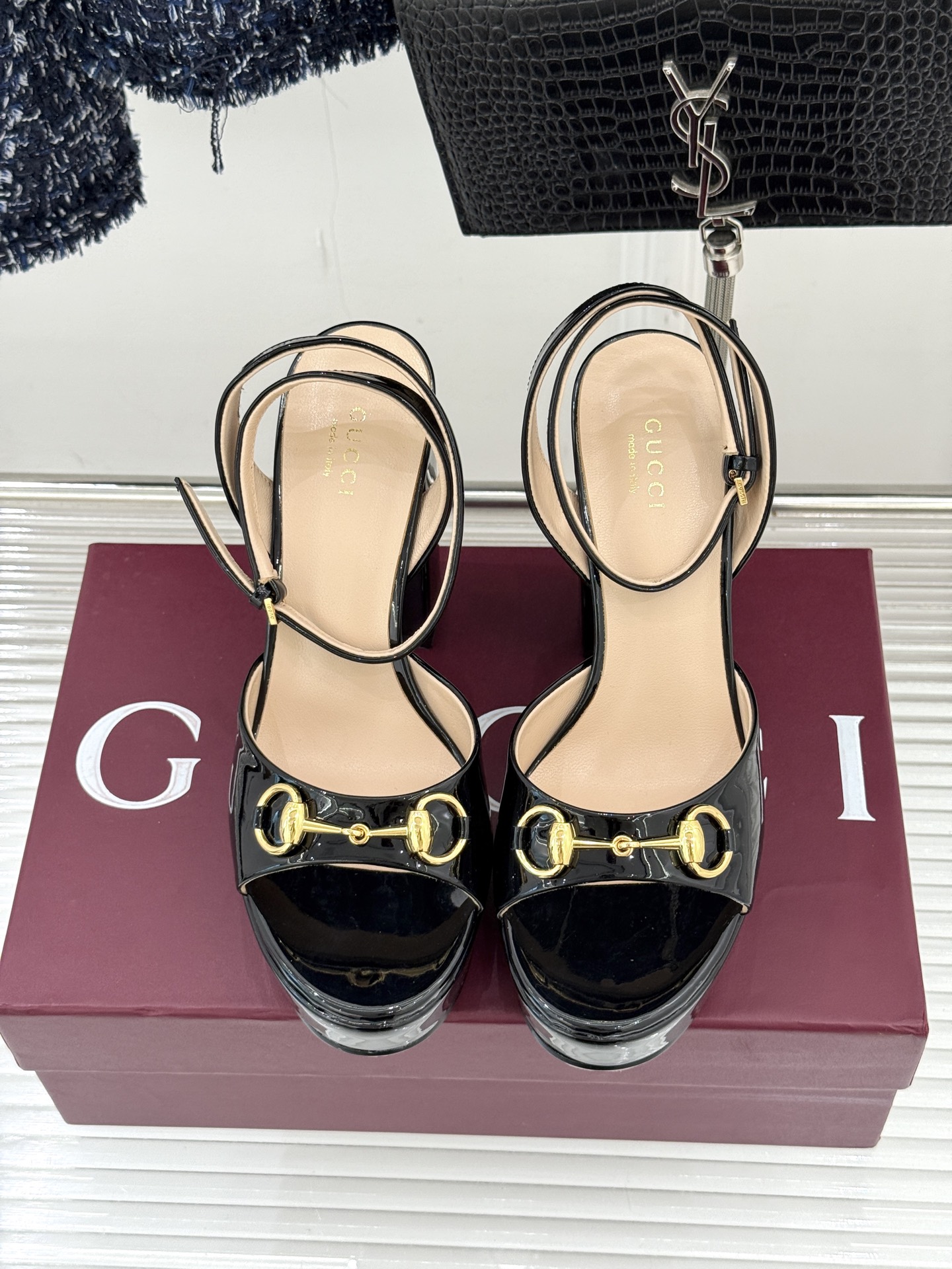 Gucci/古驰经典马衔扣防水台高跟凉鞋将经典马衔扣以闪耀的金色金属呈现双环与长条形的巧妙组合 精致又吸