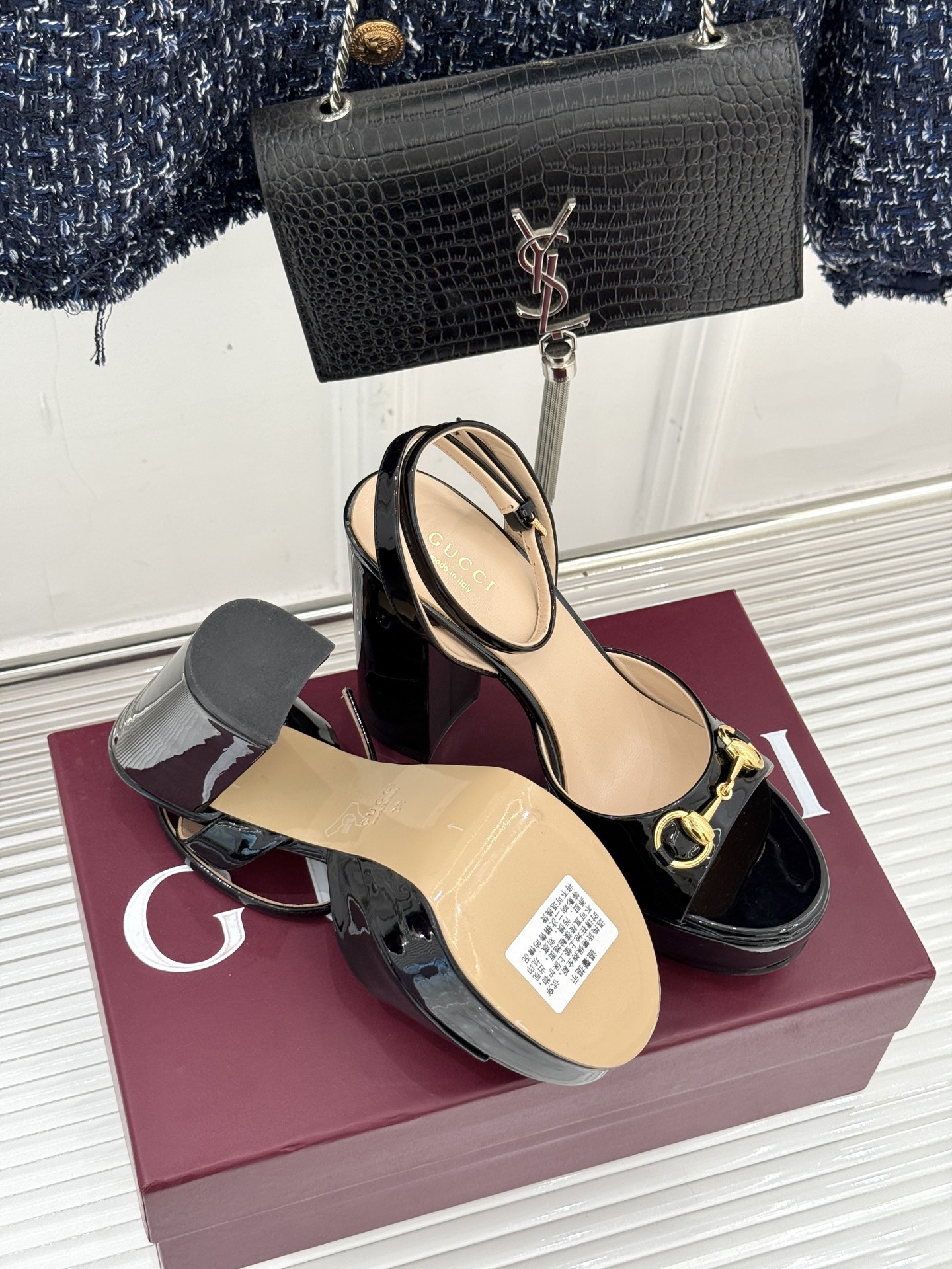 Gucci/古驰经典马衔扣防水台高跟凉鞋将经典马衔扣以闪耀的金色金属呈现双环与长条形的巧妙组合 精致又吸