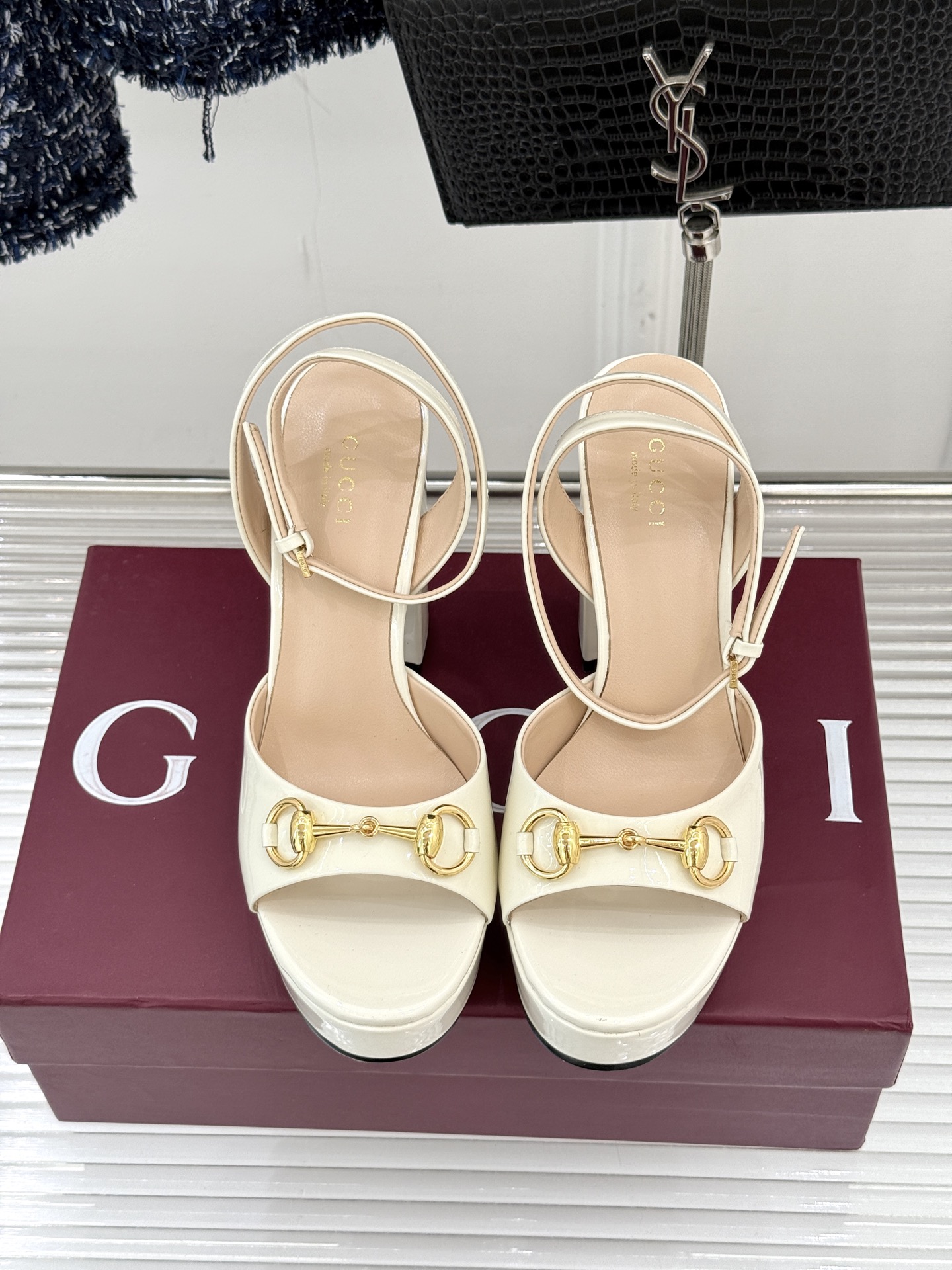 Gucci/古驰经典马衔扣防水台高跟凉鞋将经典马衔扣以闪耀的金色金属呈现双环与长条形的巧妙组合 精致又吸