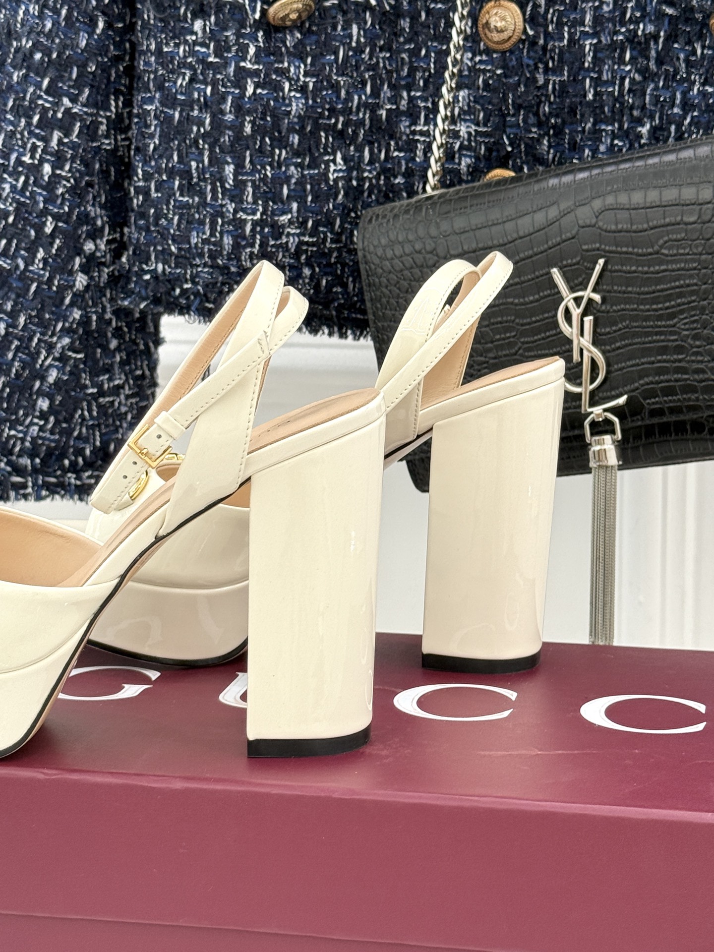 Gucci/古驰经典马衔扣防水台高跟凉鞋将经典马衔扣以闪耀的金色金属呈现双环与长条形的巧妙组合 精致又吸