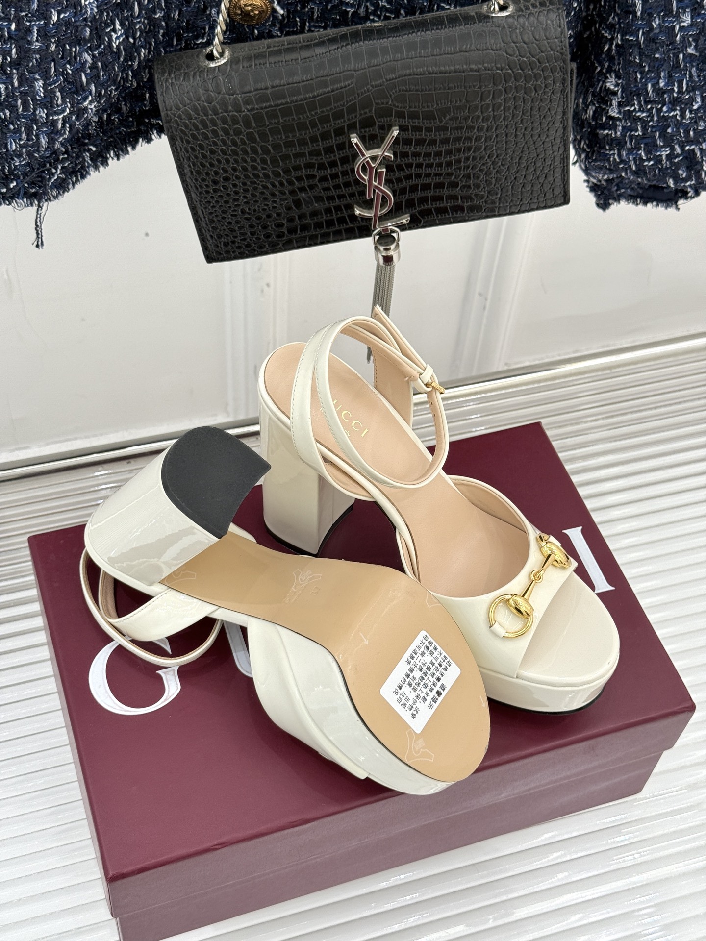 Gucci/古驰经典马衔扣防水台高跟凉鞋将经典马衔扣以闪耀的金色金属呈现双环与长条形的巧妙组合 精致又吸