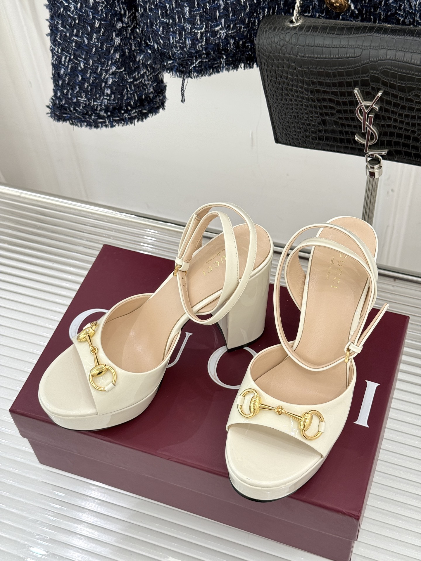 Gucci/古驰经典马衔扣防水台高跟凉鞋将经典马衔扣以闪耀的金色金属呈现双环与长条形的巧妙组合 精致又吸