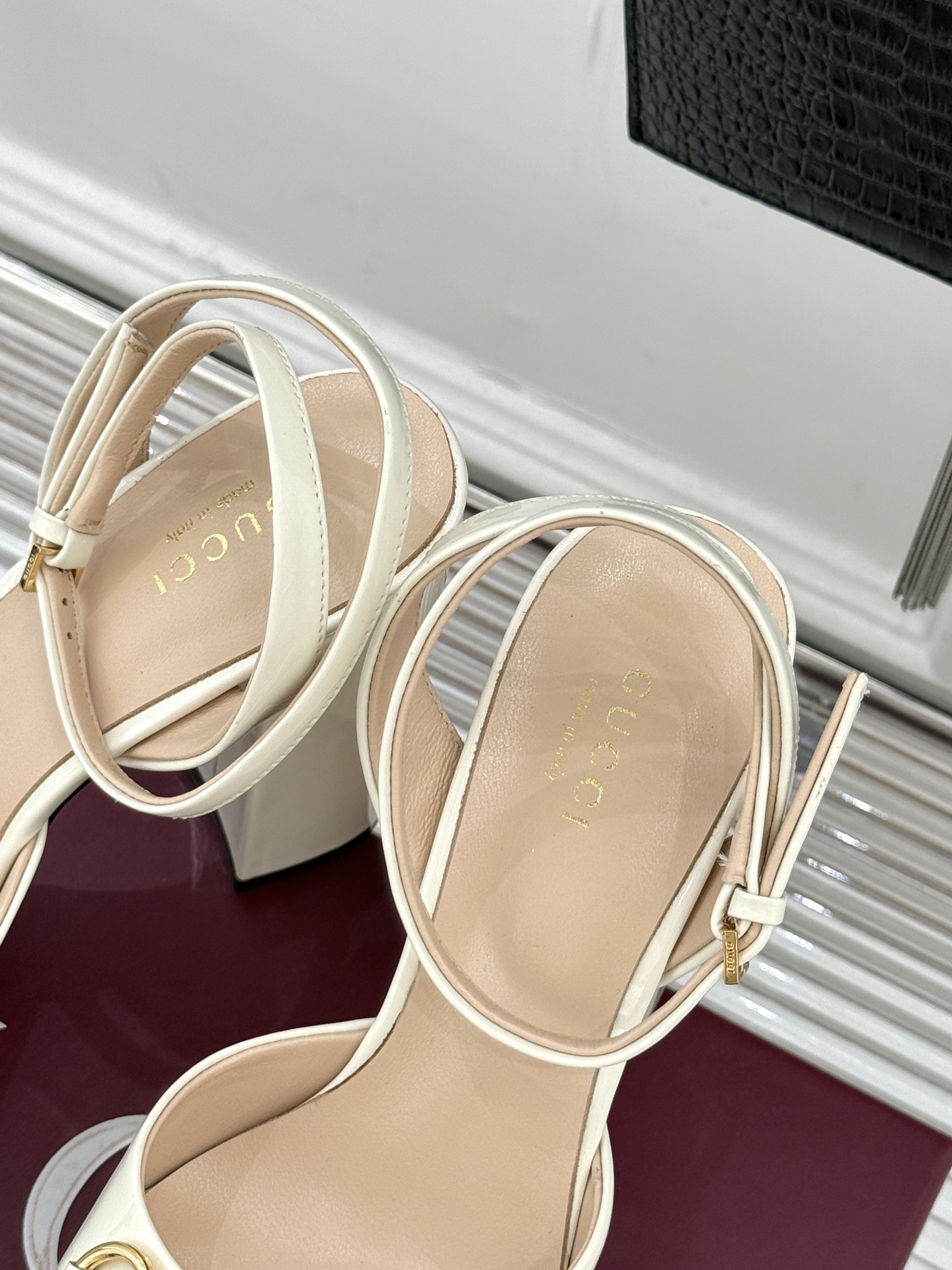 Gucci/古驰经典马衔扣防水台高跟凉鞋将经典马衔扣以闪耀的金色金属呈现双环与长条形的巧妙组合 精致又吸