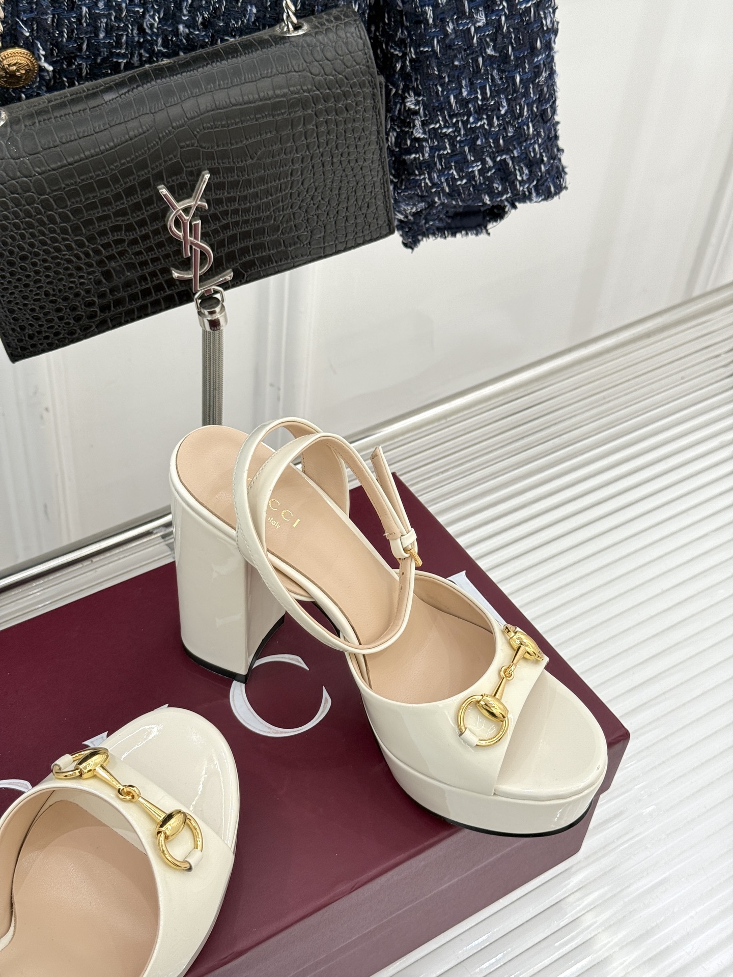 Gucci/古驰经典马衔扣防水台高跟凉鞋将经典马衔扣以闪耀的金色金属呈现双环与长条形的巧妙组合 精致又吸