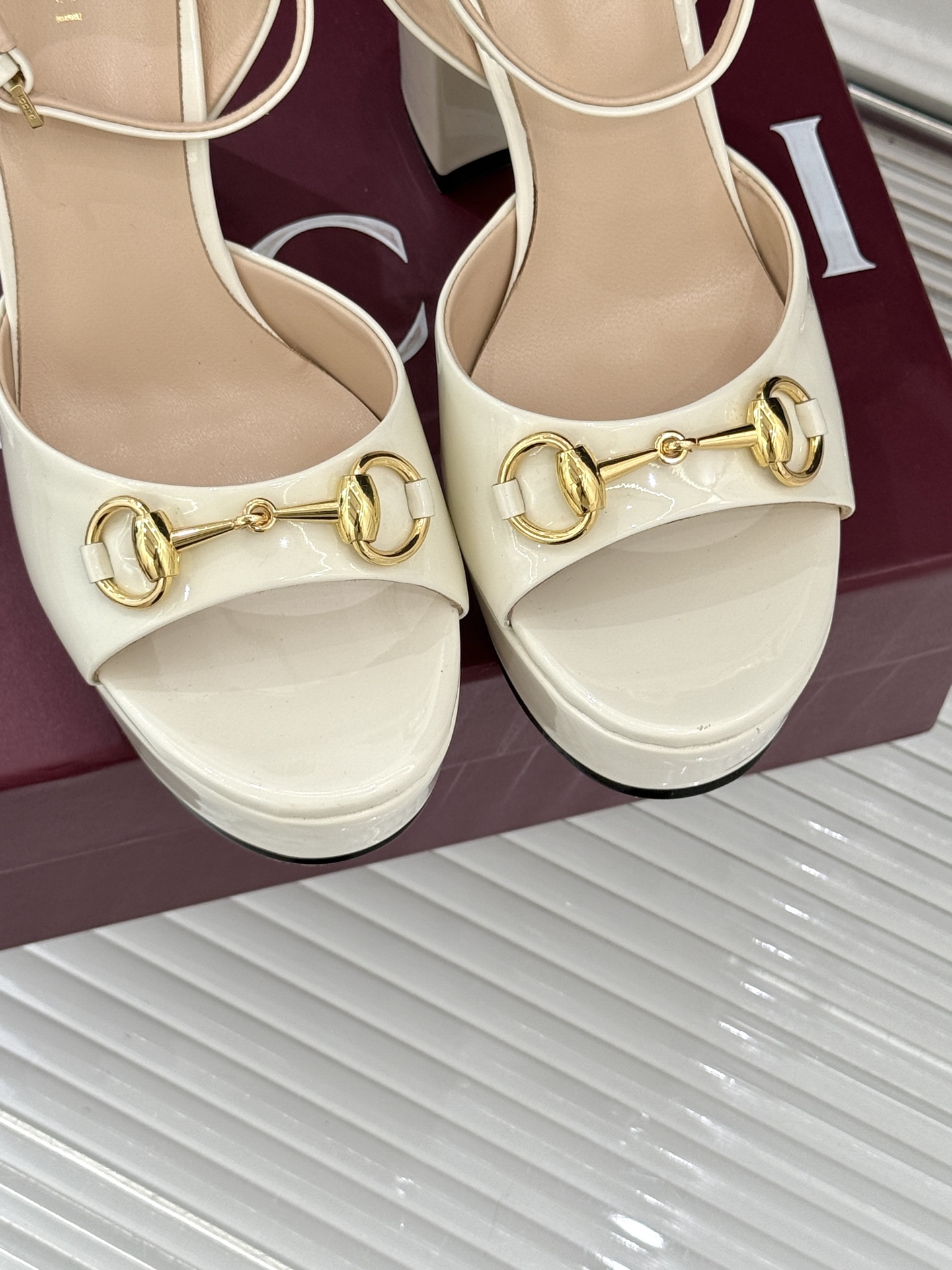 Gucci/古驰经典马衔扣防水台高跟凉鞋将经典马衔扣以闪耀的金色金属呈现双环与长条形的巧妙组合 精致又吸