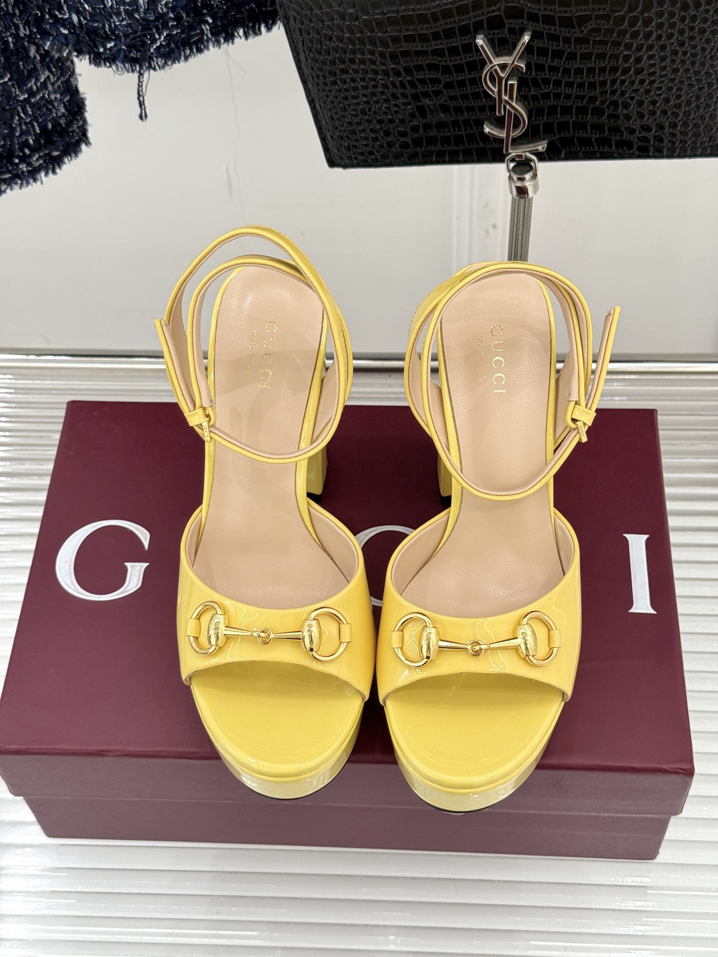 Gucci/古驰经典马衔扣防水台高跟凉鞋将经典马衔扣以闪耀的金色金属呈现双环与长条形的巧妙组合 精致又吸