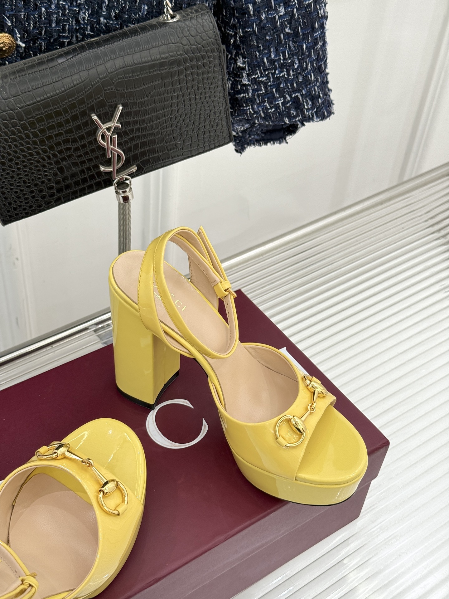 Gucci/古驰经典马衔扣防水台高跟凉鞋将经典马衔扣以闪耀的金色金属呈现双环与长条形的巧妙组合 精致又吸