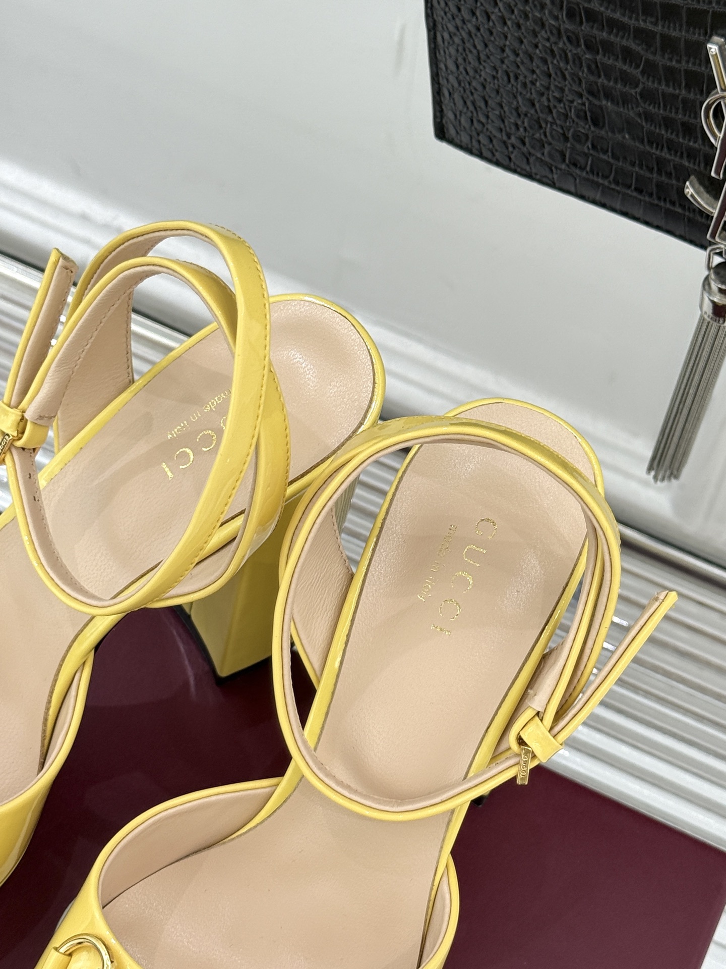 Gucci/古驰经典马衔扣防水台高跟凉鞋将经典马衔扣以闪耀的金色金属呈现双环与长条形的巧妙组合 精致又吸