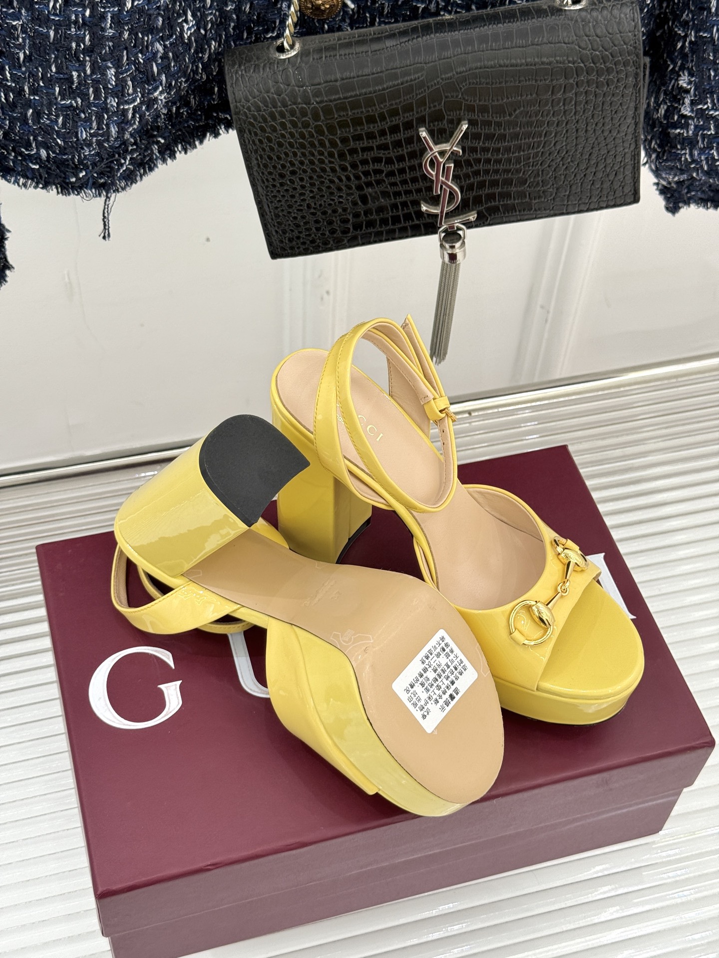 Gucci/古驰经典马衔扣防水台高跟凉鞋将经典马衔扣以闪耀的金色金属呈现双环与长条形的巧妙组合 精致又吸