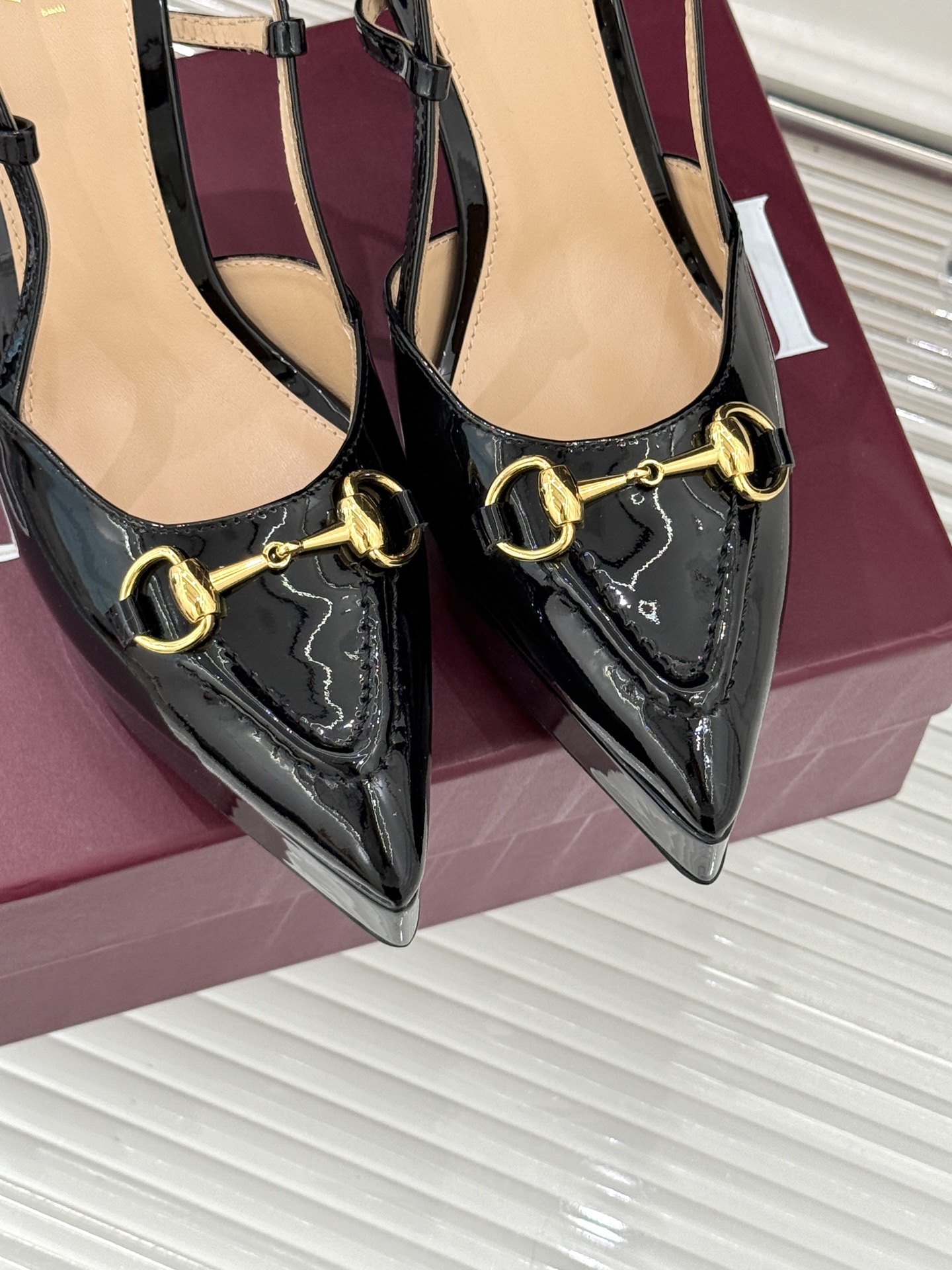 Gucci/古驰经典马衔扣尖头防水台高跟凉鞋将经典元素与时尚设计完美融合这款凉鞋以标志性的马衔扣为点睛之