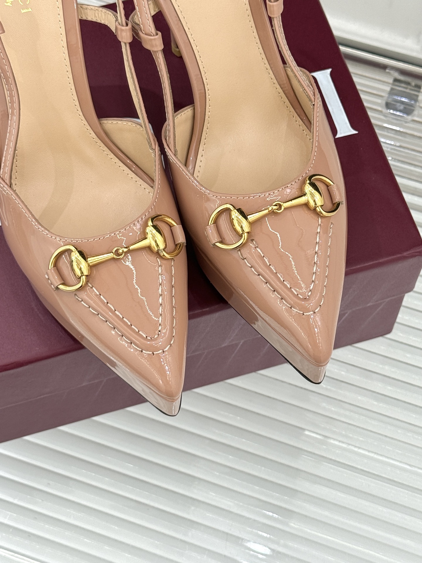 Gucci/古驰经典马衔扣尖头防水台高跟凉鞋将经典元素与时尚设计完美融合这款凉鞋以标志性的马衔扣为点睛之