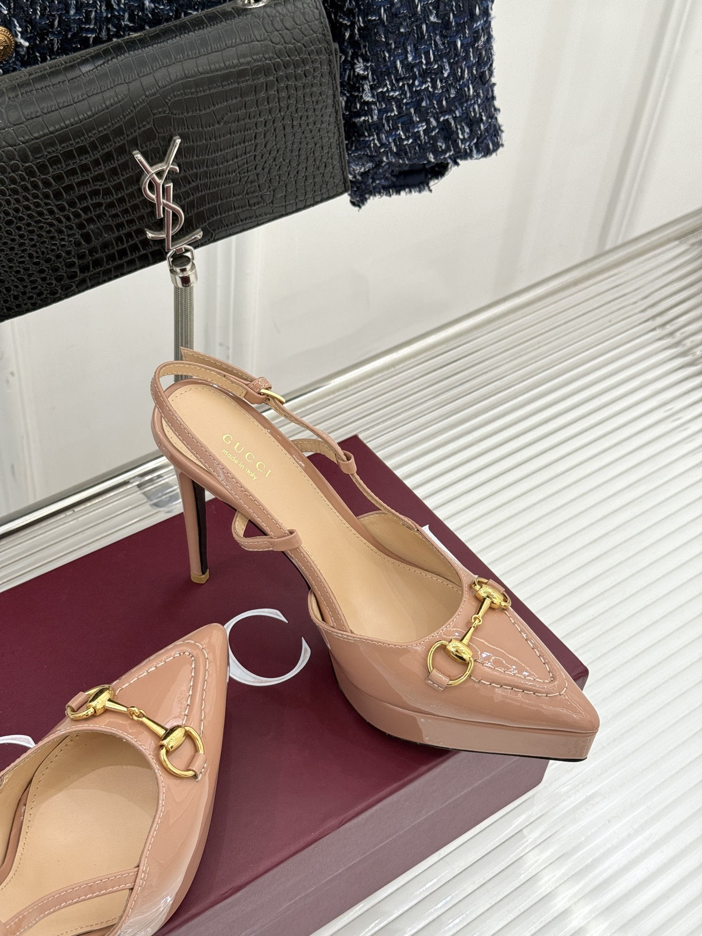 Gucci/古驰经典马衔扣尖头防水台高跟凉鞋将经典元素与时尚设计完美融合这款凉鞋以标志性的马衔扣为点睛之