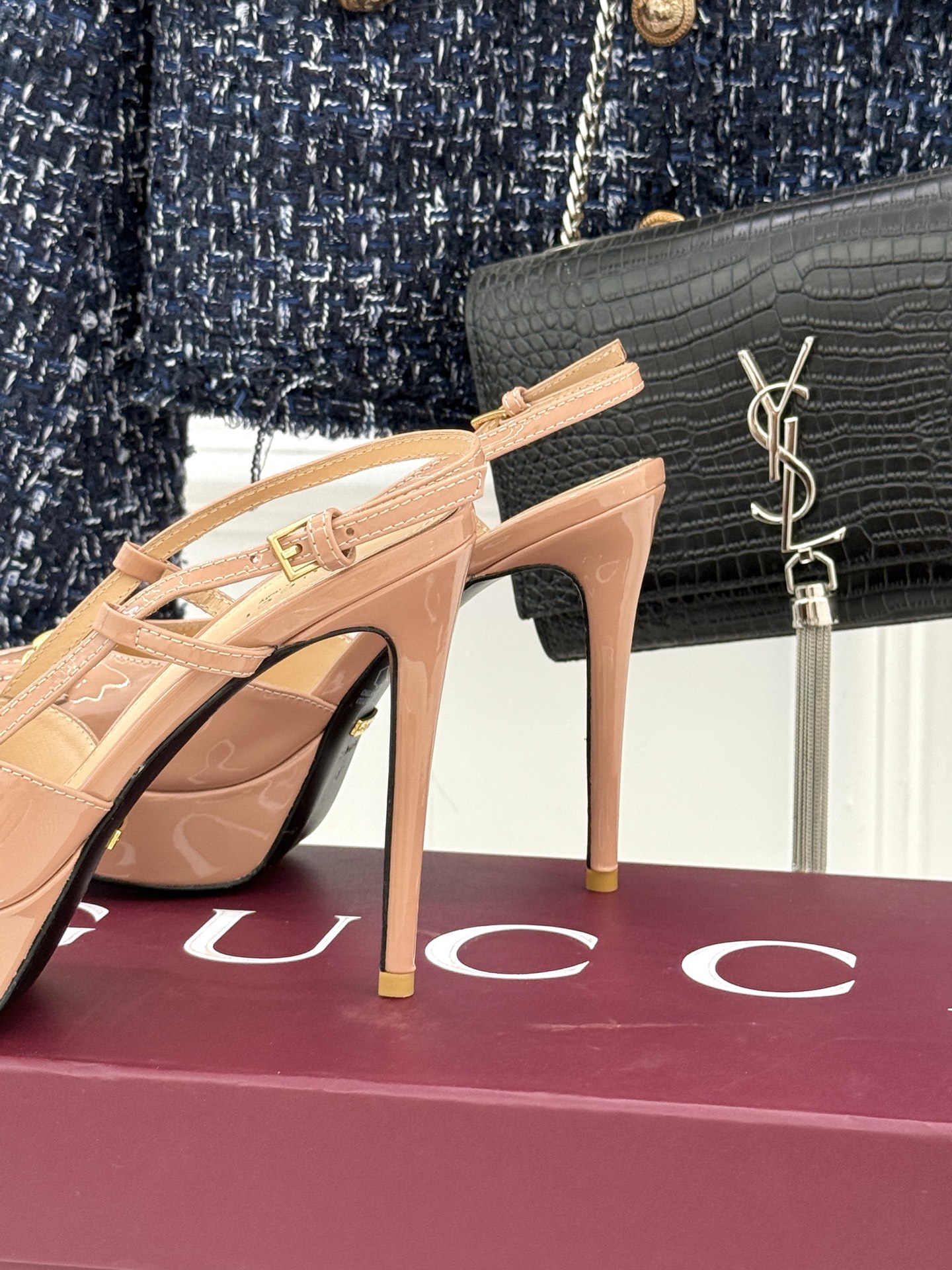 Gucci/古驰经典马衔扣尖头防水台高跟凉鞋将经典元素与时尚设计完美融合这款凉鞋以标志性的马衔扣为点睛之