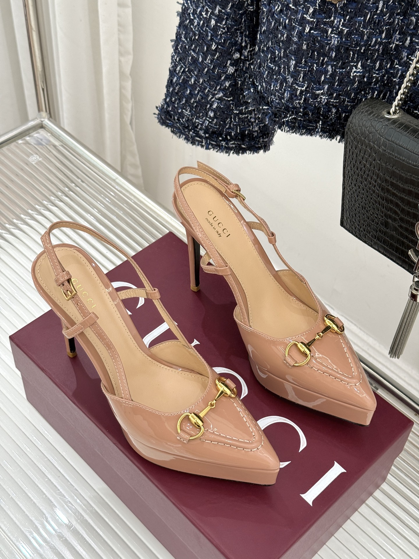 Gucci/古驰经典马衔扣尖头防水台高跟凉鞋将经典元素与时尚设计完美融合这款凉鞋以标志性的马衔扣为点睛之