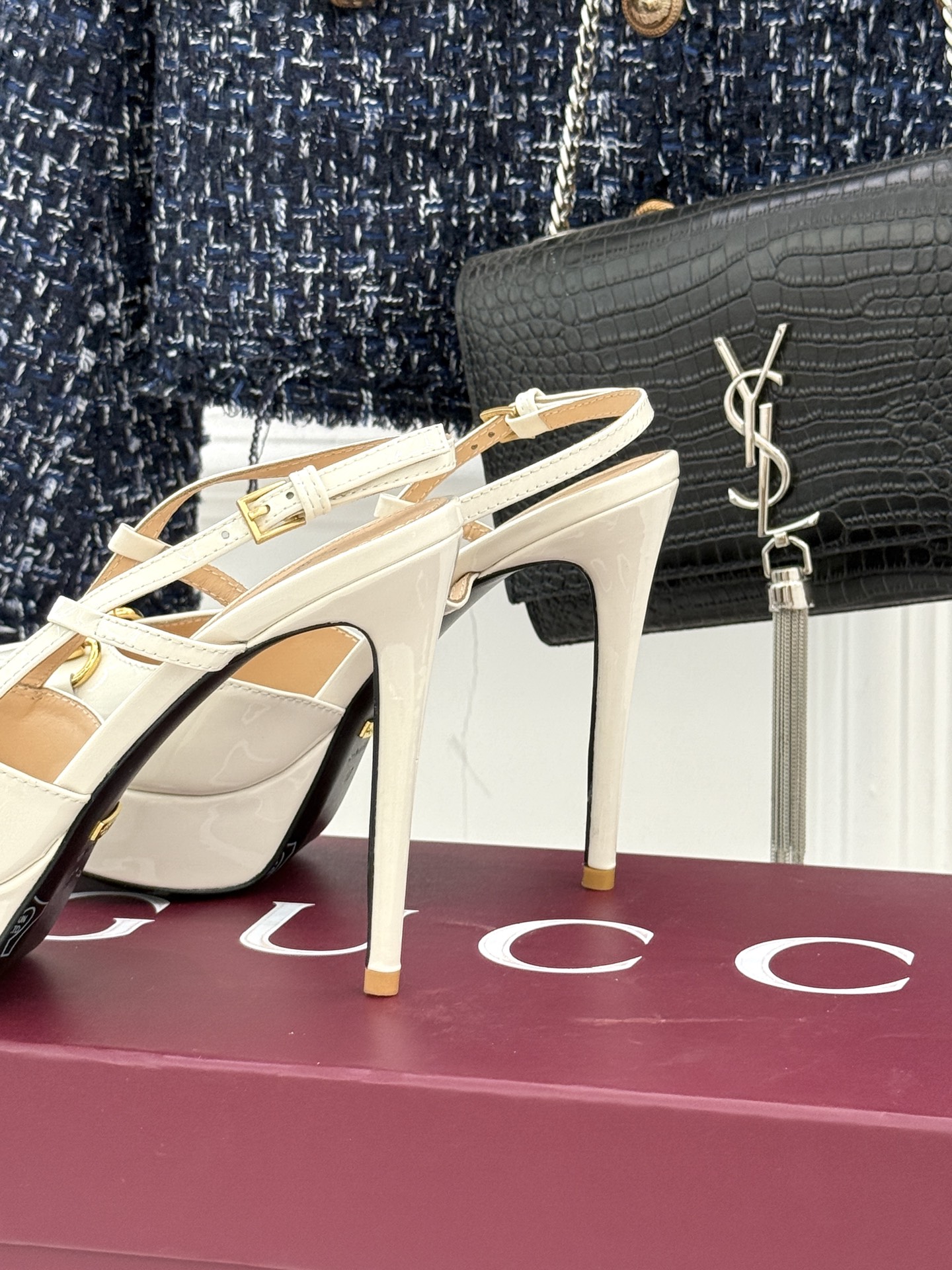 Gucci/古驰经典马衔扣尖头防水台高跟凉鞋将经典元素与时尚设计完美融合这款凉鞋以标志性的马衔扣为点睛之