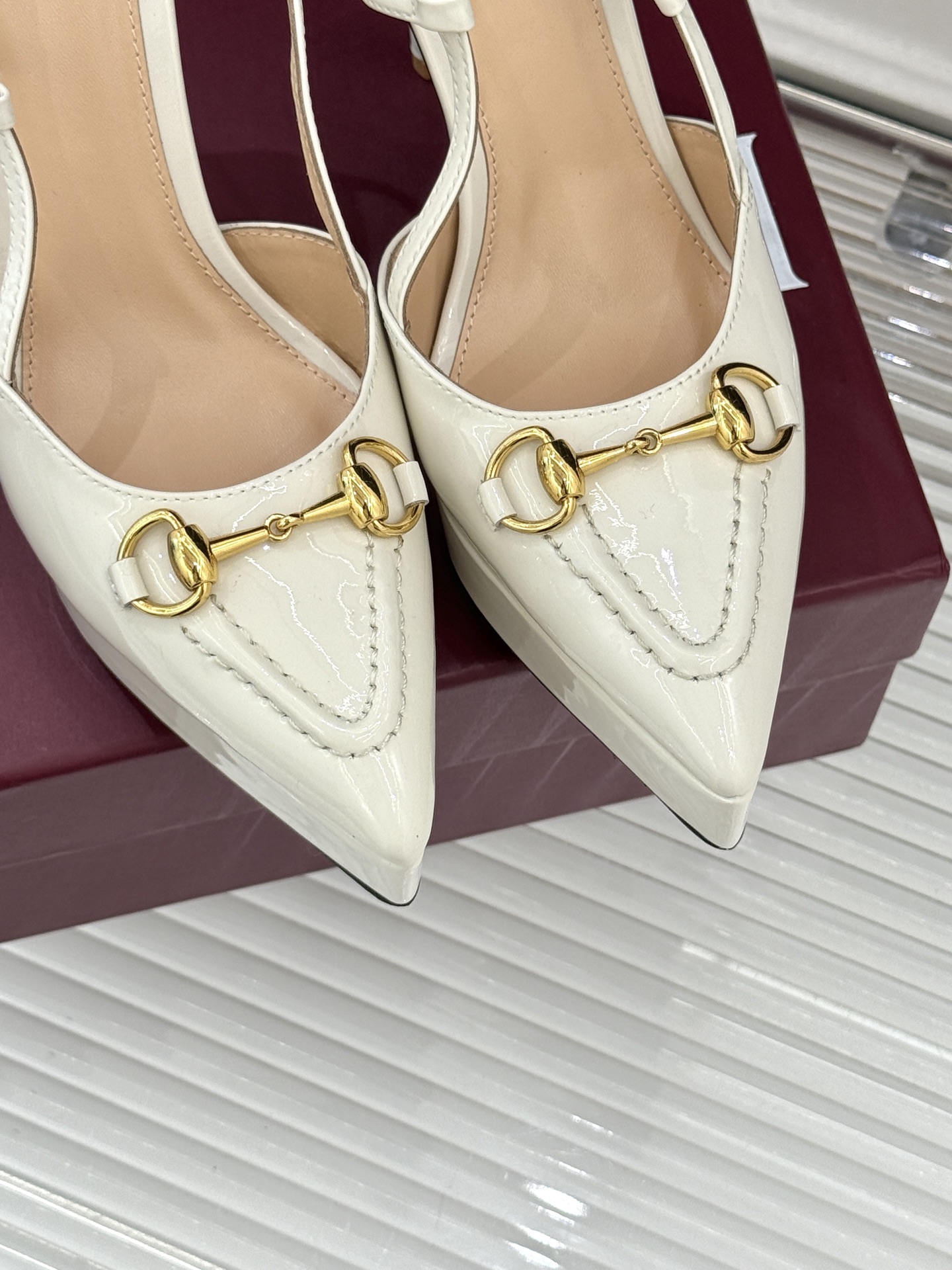 Gucci/古驰经典马衔扣尖头防水台高跟凉鞋将经典元素与时尚设计完美融合这款凉鞋以标志性的马衔扣为点睛之