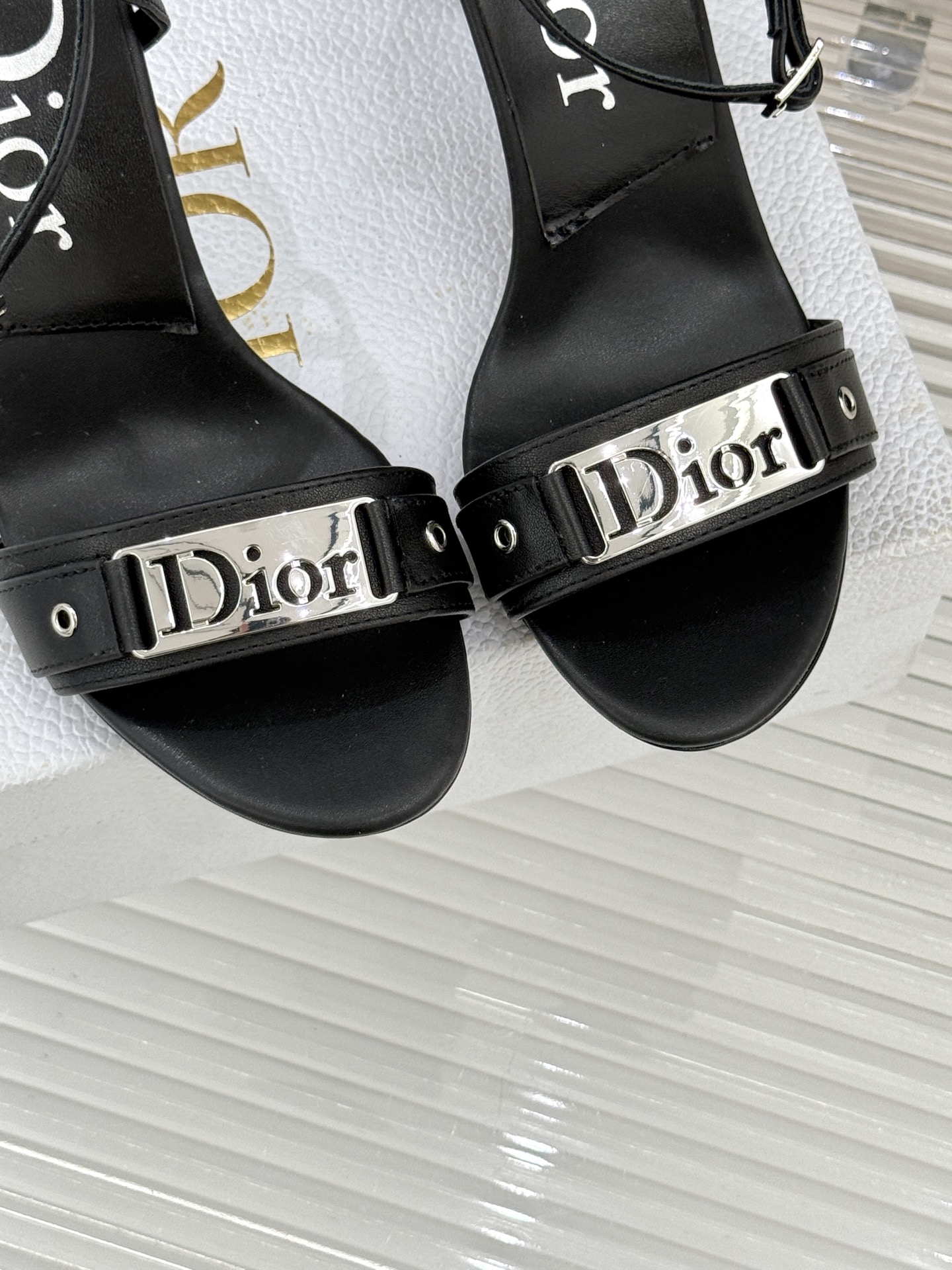 Dior/迪奥26WF早春新品金属字母一字带高跟凉鞋以高定风骨续写法式优雅。利落一字带贴合脚面黄金弧度立