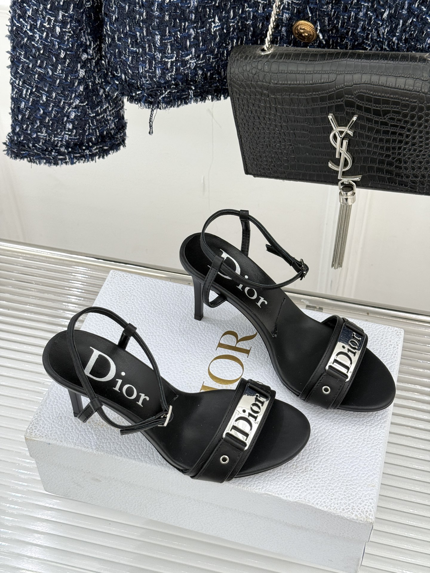 Dior/迪奥26WF早春新品金属字母一字带高跟凉鞋以高定风骨续写法式优雅。利落一字带贴合脚面黄金弧度立