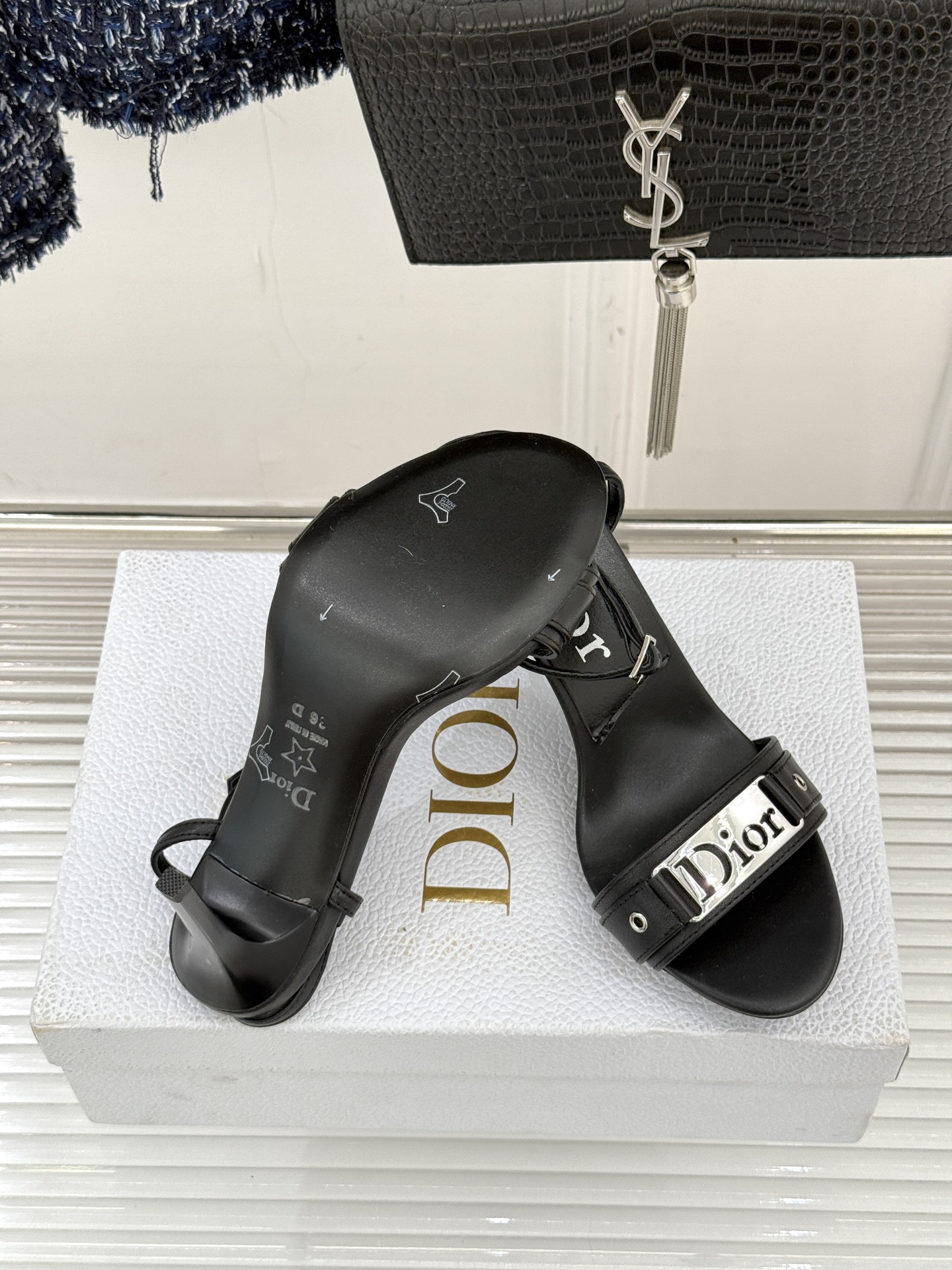 Dior/迪奥26WF早春新品金属字母一字带高跟凉鞋以高定风骨续写法式优雅。利落一字带贴合脚面黄金弧度立