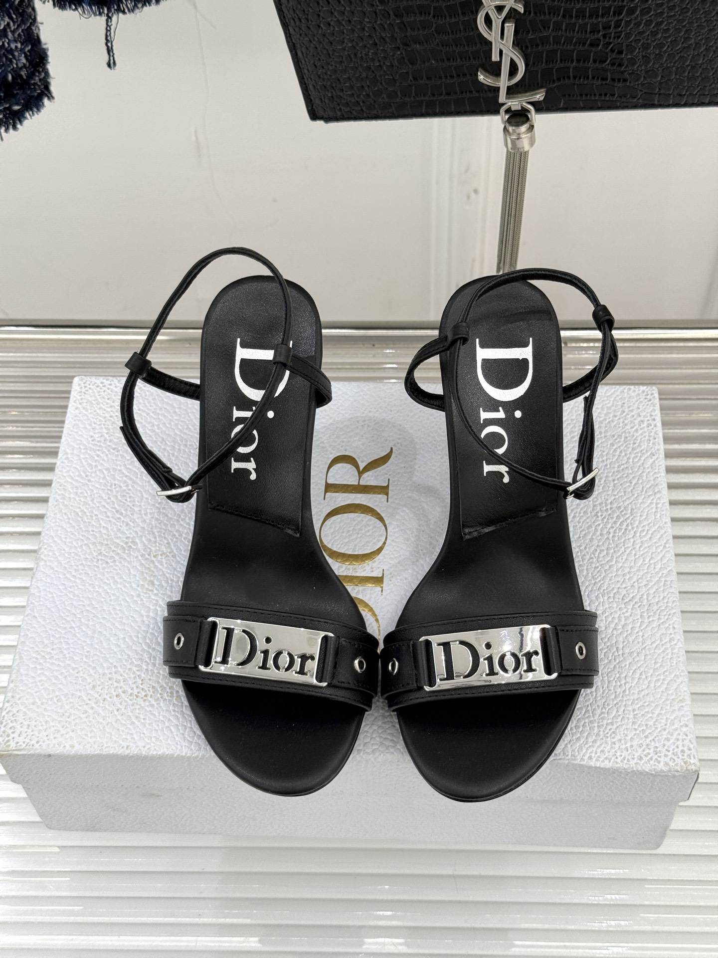 Dior/迪奥26WF早春新品金属字母一字带高跟凉鞋以高定风骨续写法式优雅。利落一字带贴合脚面黄金弧度立