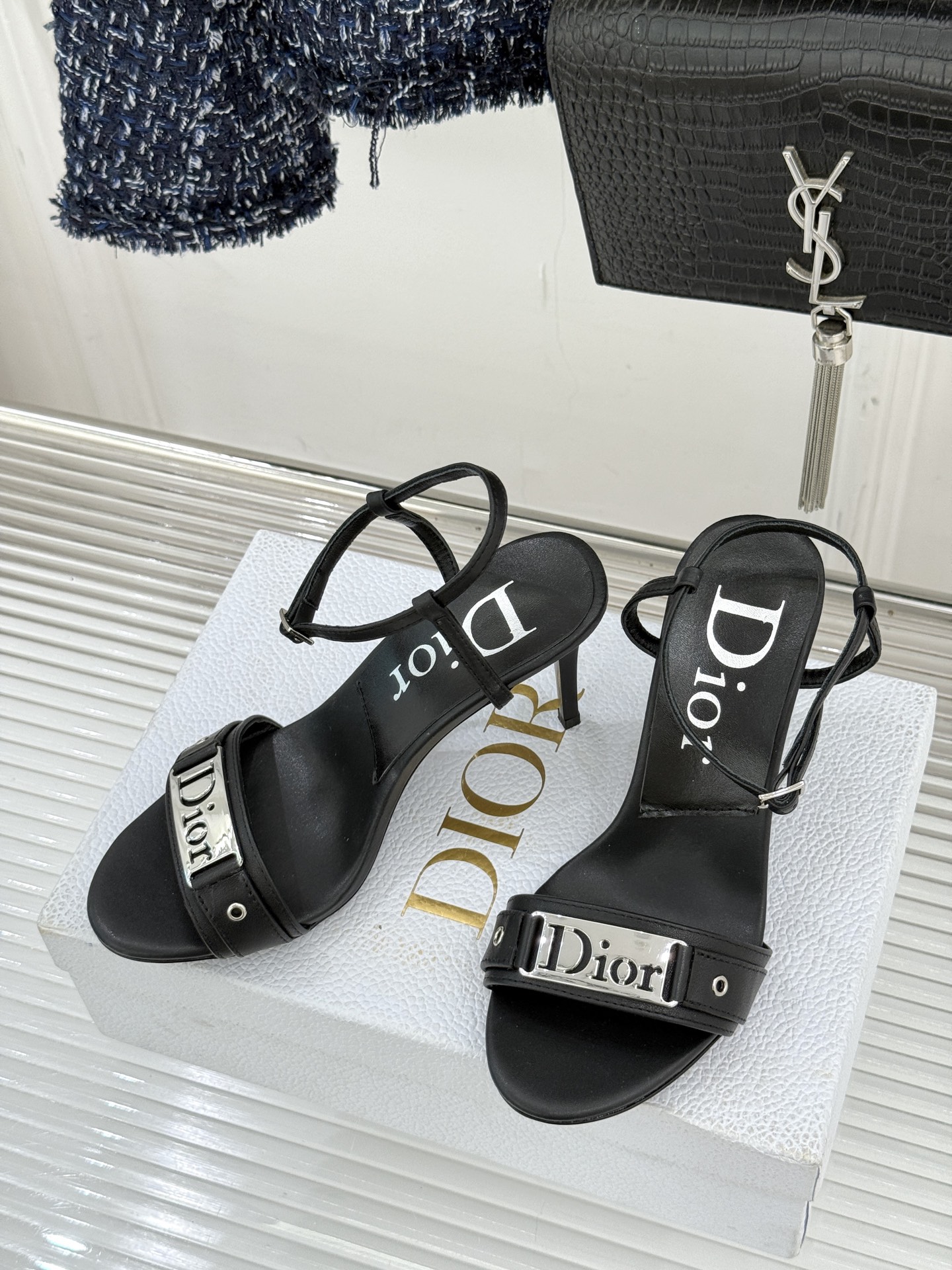 Dior/迪奥26WF早春新品金属字母一字带高跟凉鞋以高定风骨续写法式优雅。利落一字带贴合脚面黄金弧度立