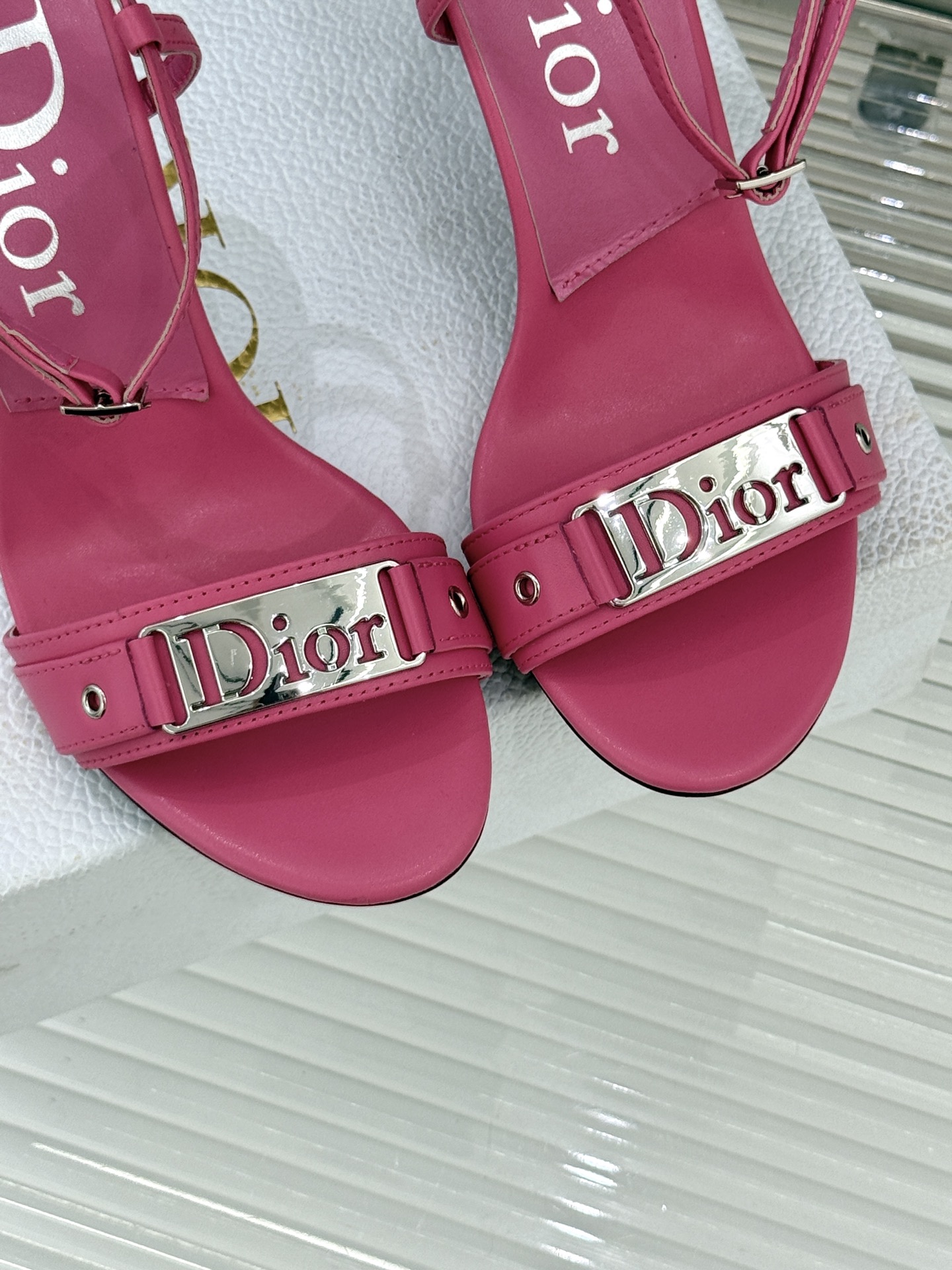 Dior/迪奥26WF早春新品金属字母一字带高跟凉鞋以高定风骨续写法式优雅。利落一字带贴合脚面黄金弧度立