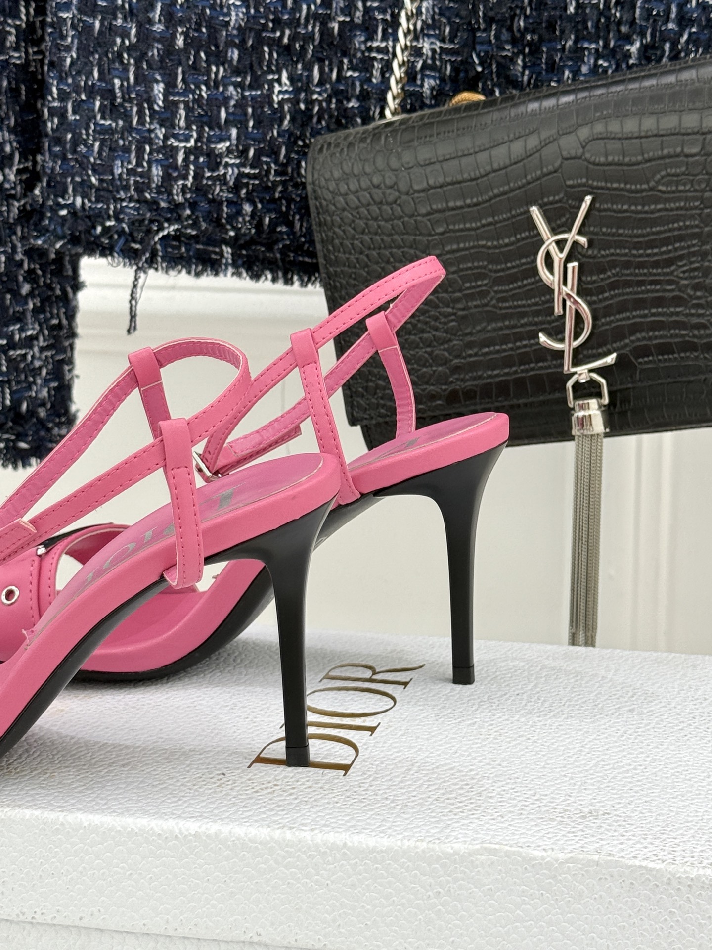 Dior/迪奥26WF早春新品金属字母一字带高跟凉鞋以高定风骨续写法式优雅。利落一字带贴合脚面黄金弧度立