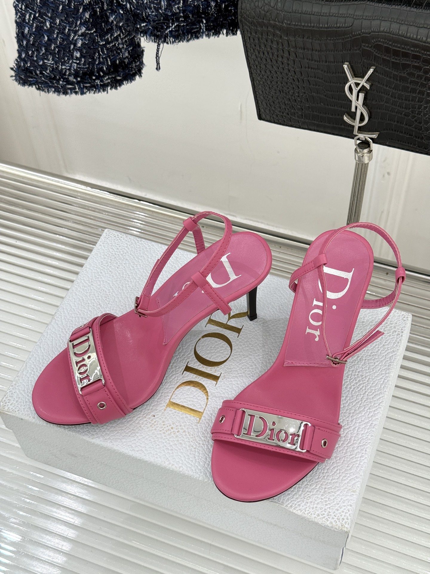 Dior/迪奥26WF早春新品金属字母一字带高跟凉鞋以高定风骨续写法式优雅。利落一字带贴合脚面黄金弧度立